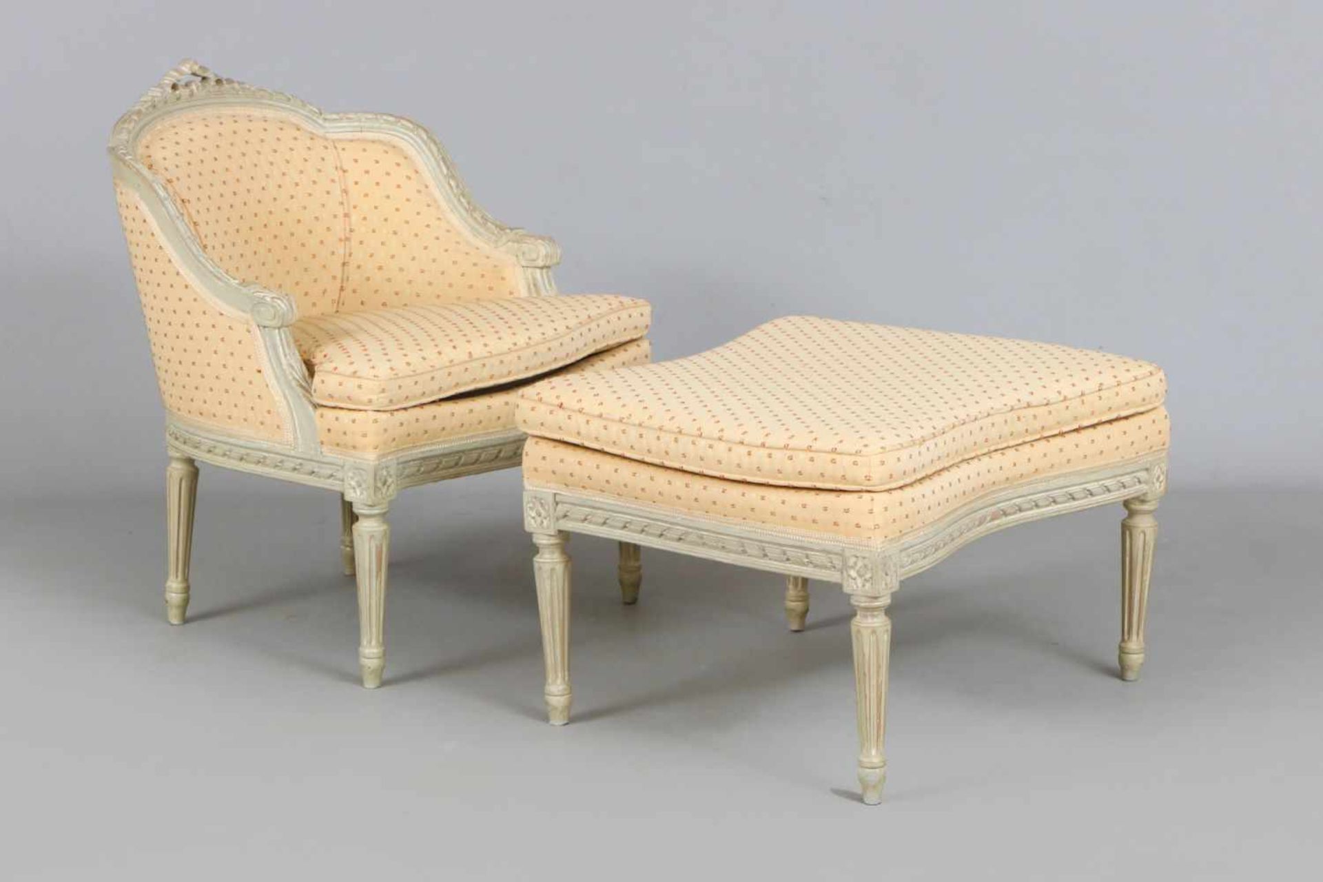 Bergere mit Fußhocker/Ottomane im Stile Louis XVI.hell gefasster Holzrahmen mit Blätter- und