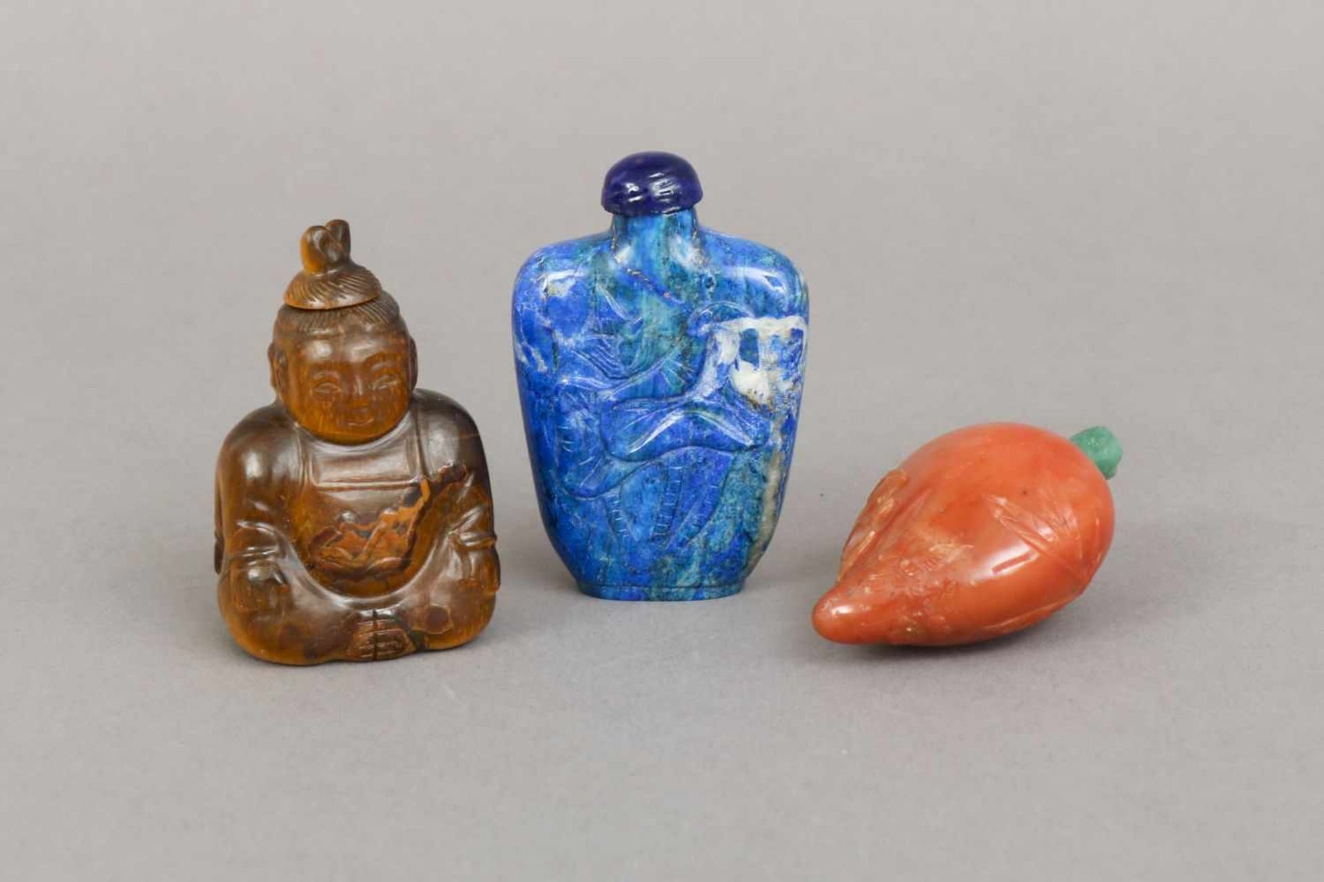 3 chinesische Snuff-bottles, Stein, geschnitzt1x Tigerauge in Form eines Buddhas (beidseitig), 1 x - Image 2 of 3