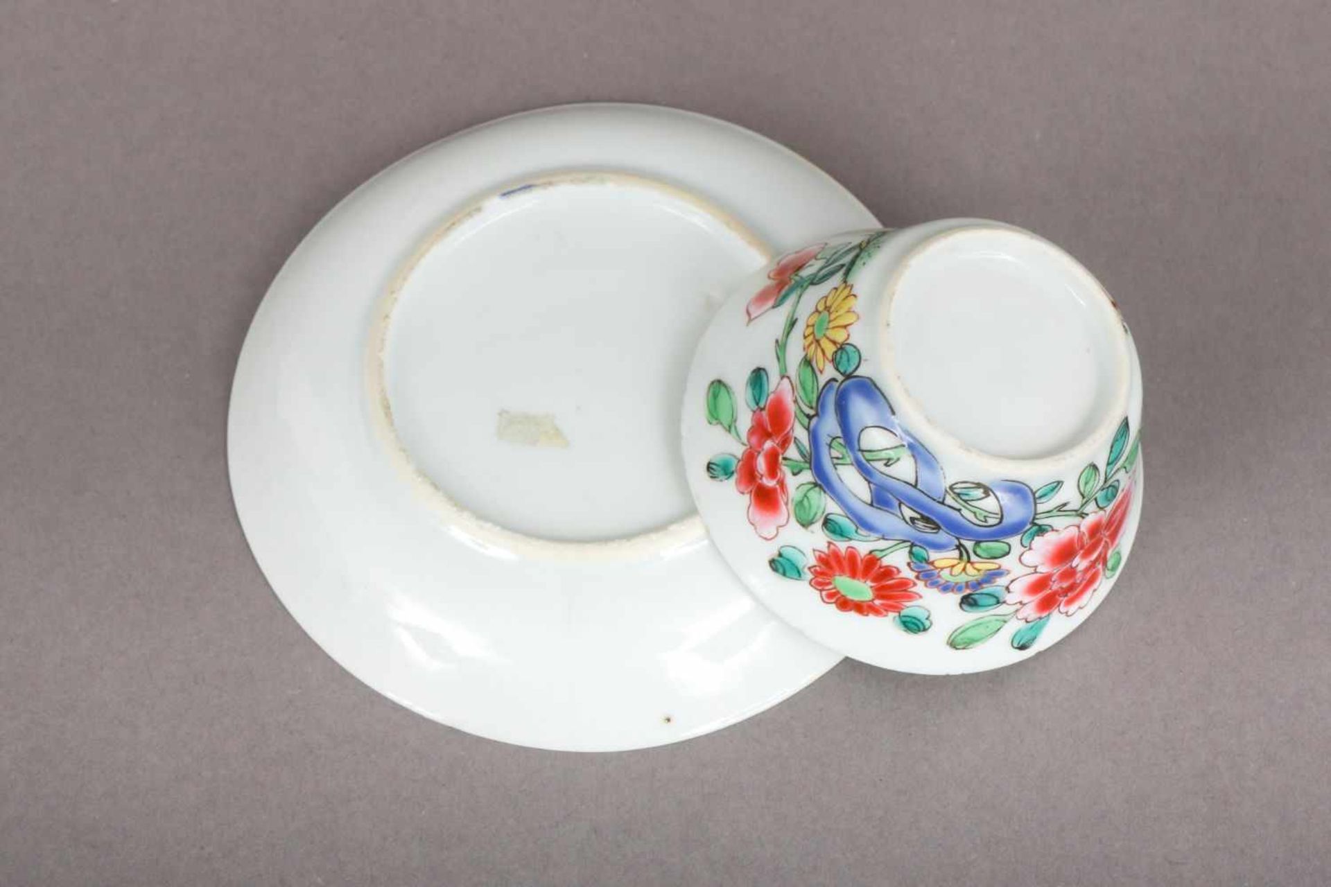 Chinesisches Porzellan-Koppchen mit UntertasseQing Dynastie, wohl Qianlong, polychromes Dekor mit - Image 2 of 5