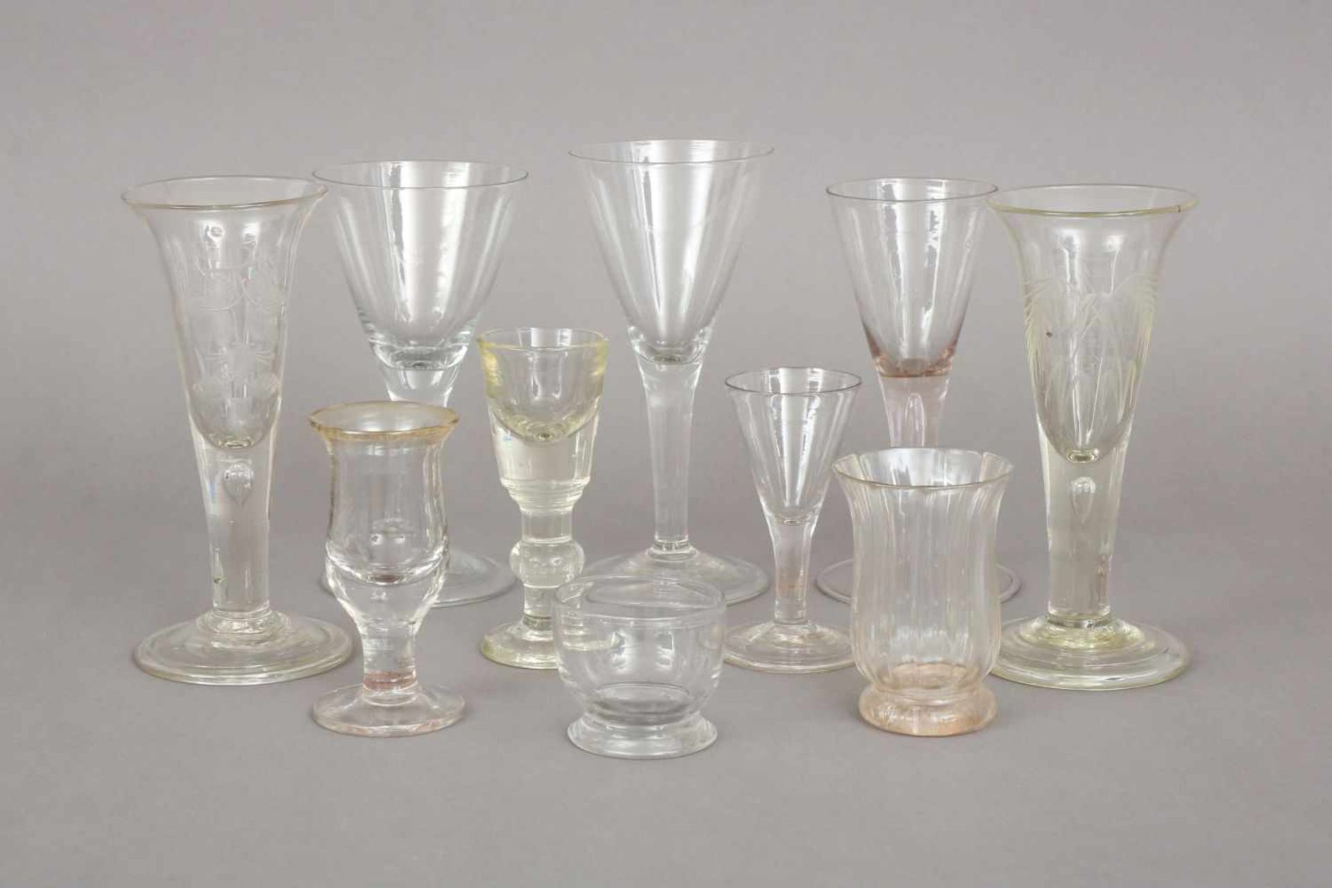 Sammlung früher Trinkgläser des 19. Jahrhunderts (10 Stück)farbloses Glas, diverse Formen und