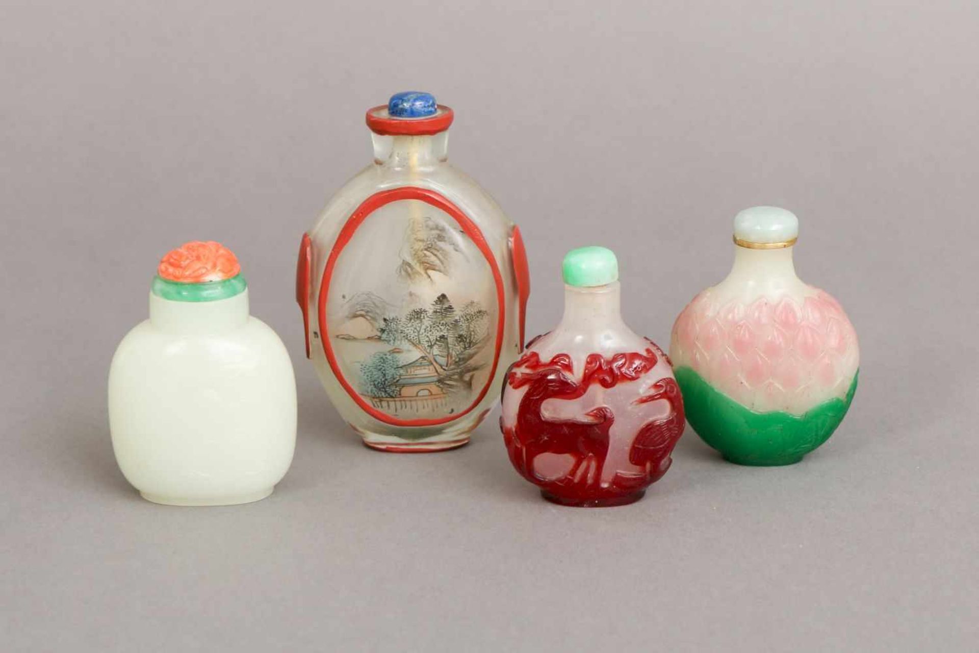4 chinesische Snuff-bottlesdiverse, Peking-Glas, geschnitten, teilweise überfangen und bemalt,
