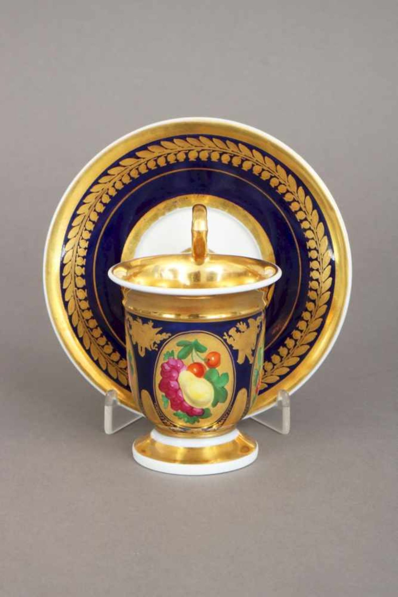Französische Tasse im Stile des EmpireUmfeld SEVRES (ungemarkt), glockenförmige Tasse mit - Image 2 of 3