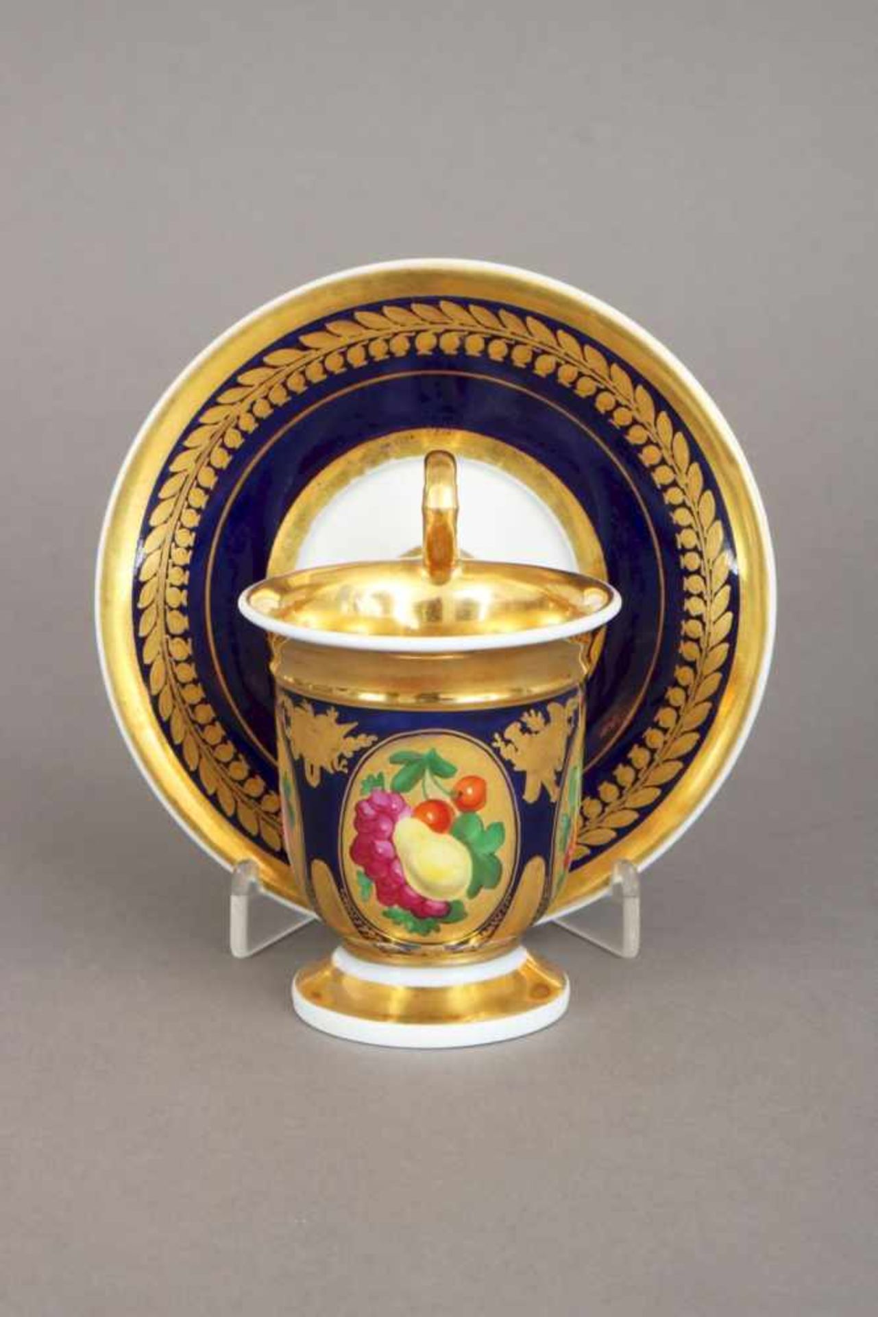 Französische Tasse im Stile des EmpireUmfeld SEVRES (ungemarkt), glockenförmige Tasse mit - Bild 2 aus 3