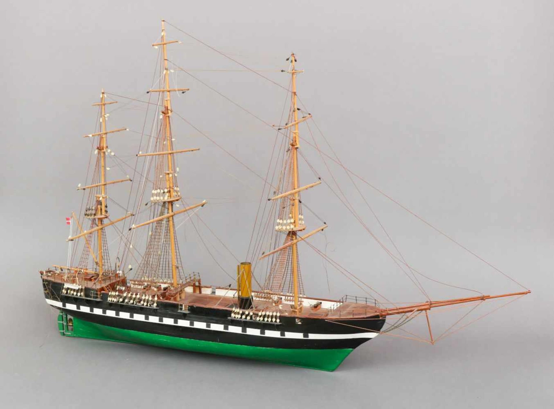Modellschiff eines frühen Dampfseglers ¨3-Master unter dänischer Flagge¨Holz, Rumpf farbig bemalt,