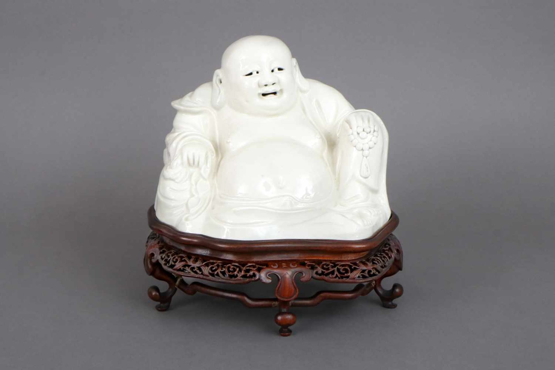 Chinesische blanc-de-Chine Buddhafigurweiß glasiertes Porzellan, späte Qing Dynastie (19. Jhdt.),
