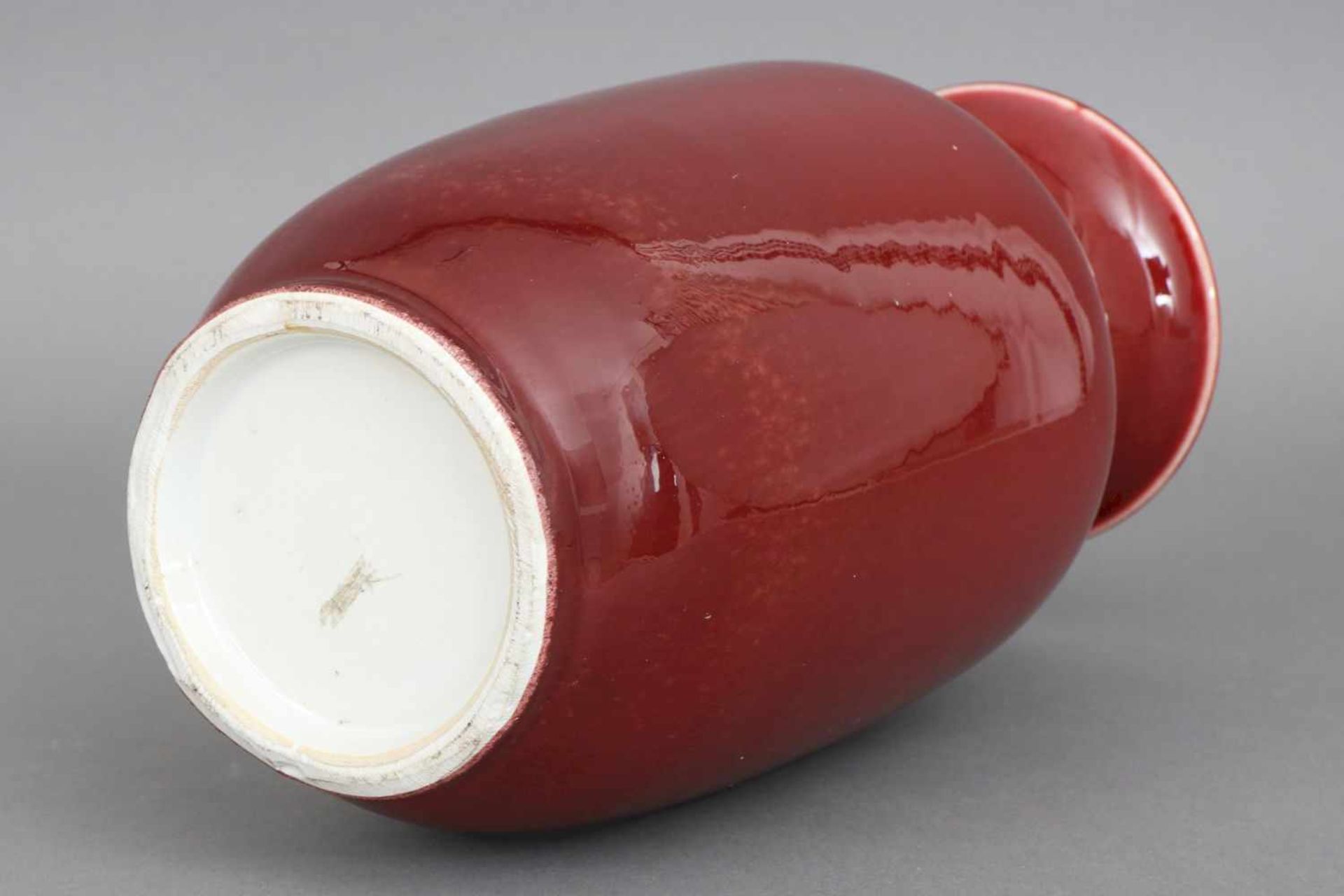 Chinesische Ochsenblut-VasePorzellan, Balusterform, eingezogener Hals, ausgestellte Mündung, - Image 2 of 2