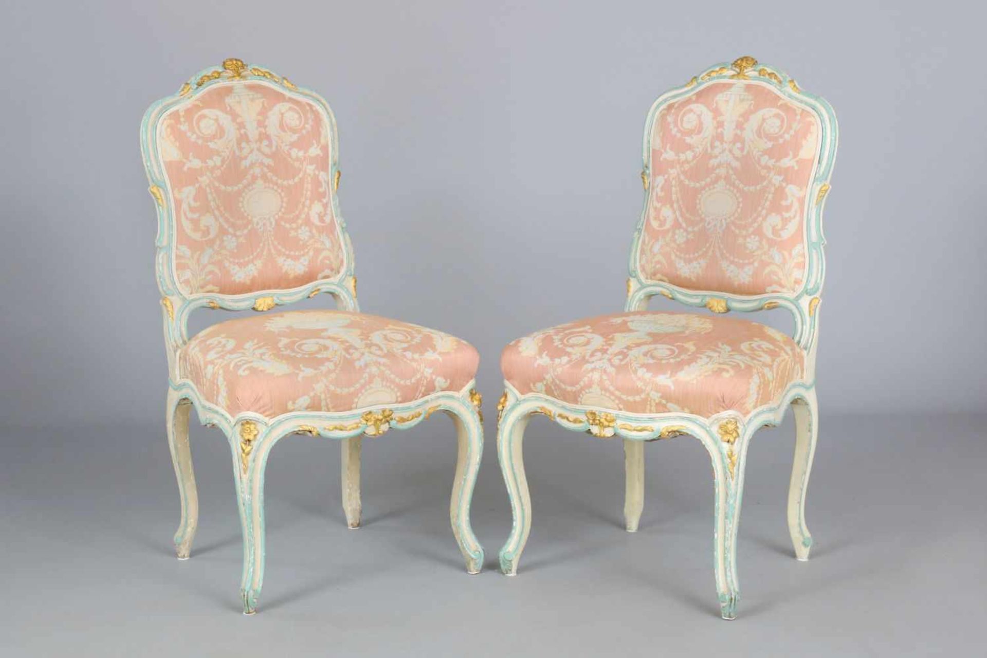Paar Salonstühle im Stile Louis XV.19. Jhdt., stark geschweifter Holzrahmen, hell lackiert und