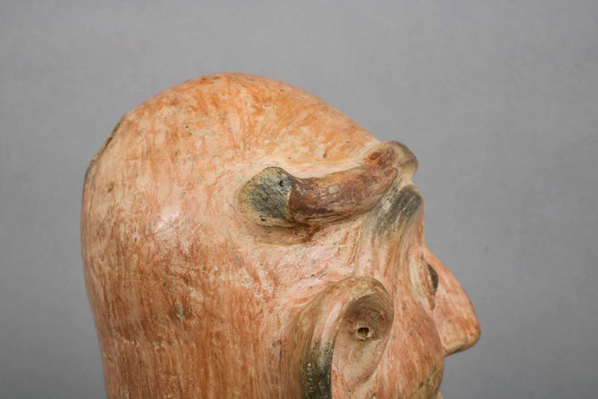 Ritualgefäß im präkolumbianischen StilTerrakotta, beige-braun gesprenkelt, ¨sitzende männliche - Image 4 of 4