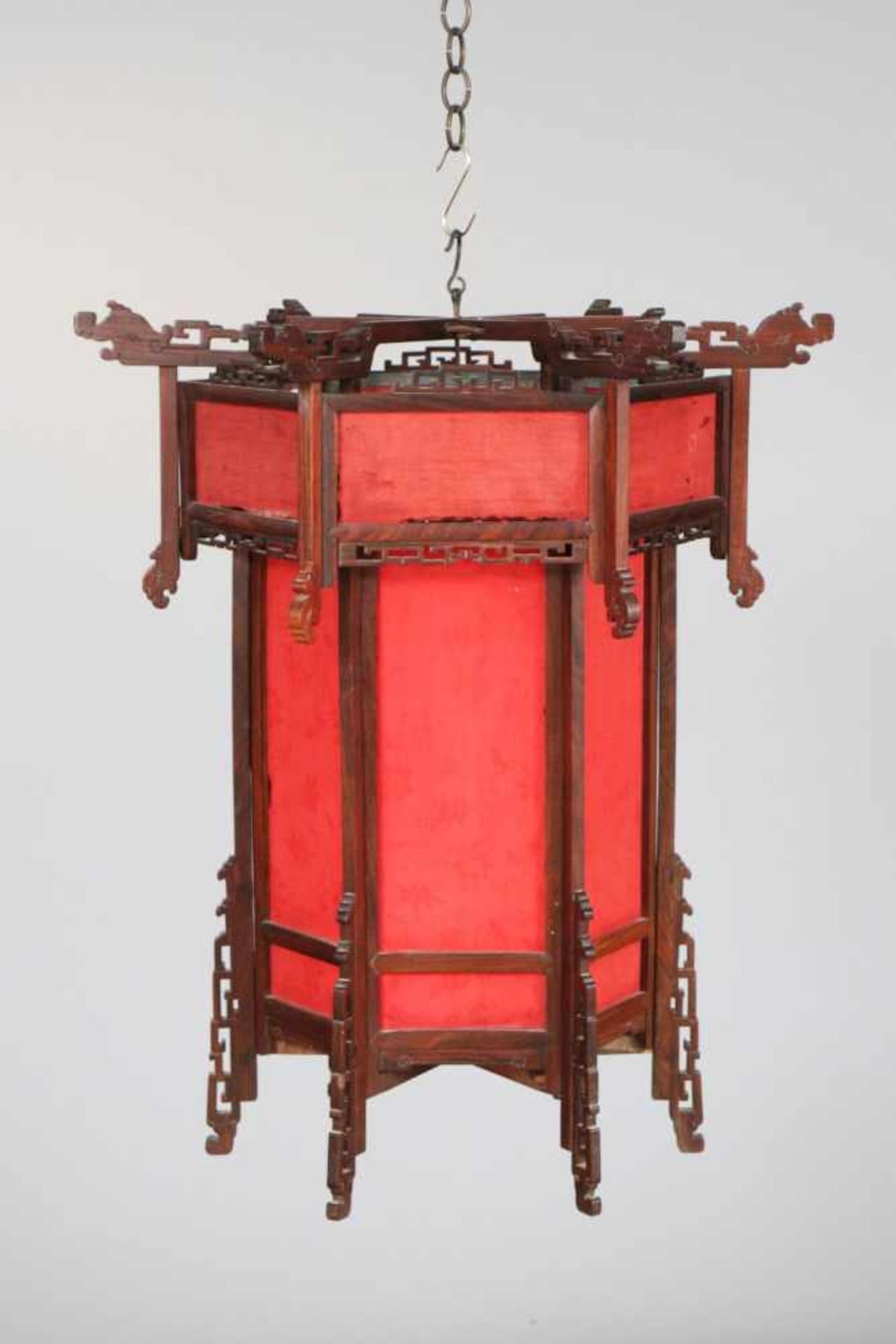 Chinesische Laternewohl um 1920, hektagonaler Rosenholz-Rahmen, mit roter Seide bespannt (feines
