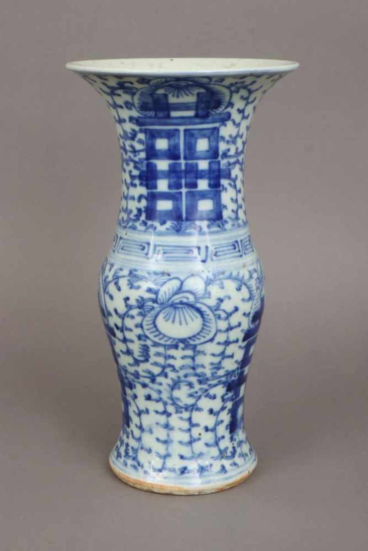 Chinesische Porzellanvase mit BlaumalereiQing Dynastie, Balusterform, Ranken, Mäanderband und