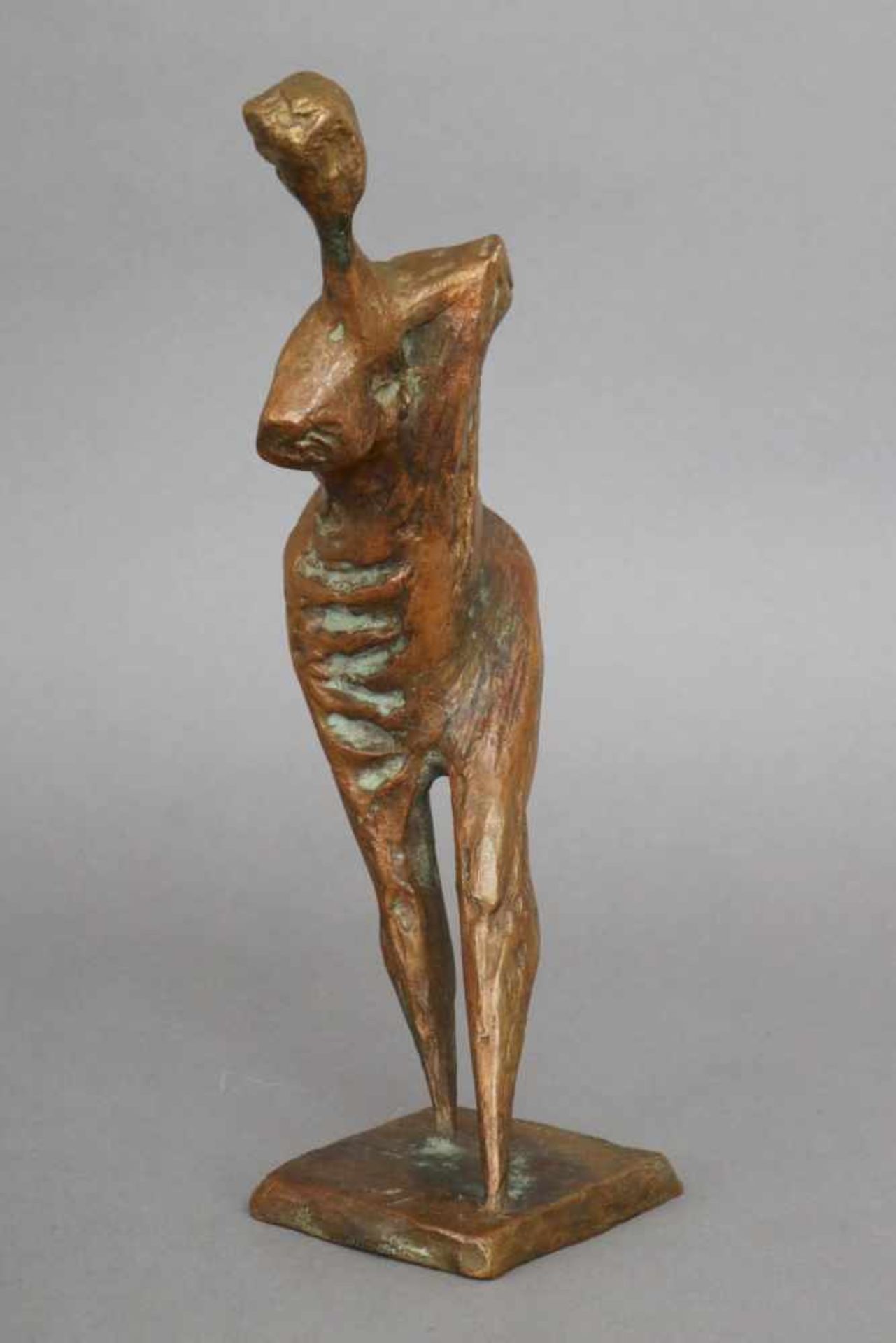 URSULA HANKE-FÖRSTER (1924 - 2013) Bronzefigur ¨Tanzende¨abstrahierte Darstellung einer Frau ohne