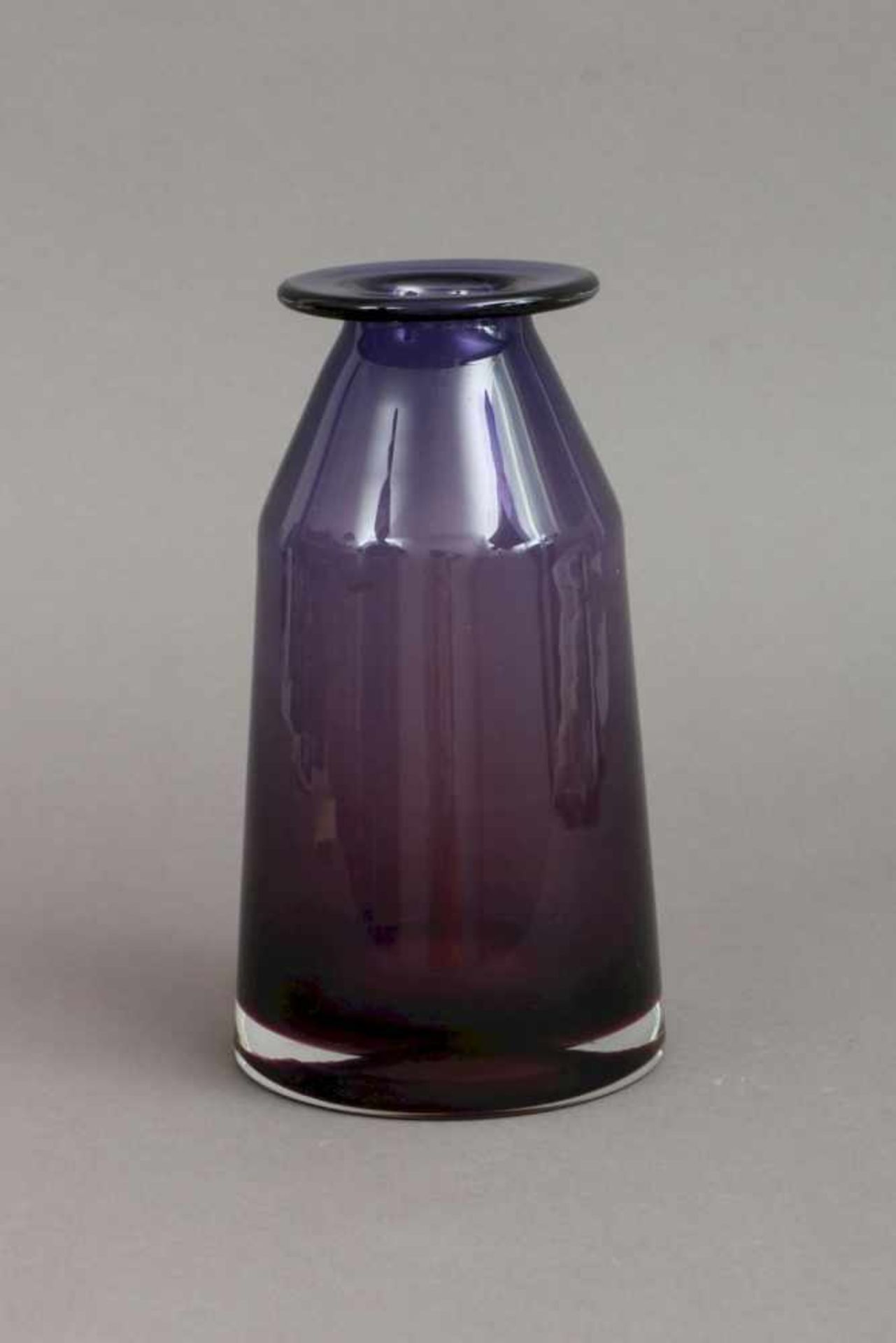 Wohl HOLMEGAARD Glasvaseamethystfarbenes Glas, Kegelform, H ca. 22cm, Innenwandung etwas milchig