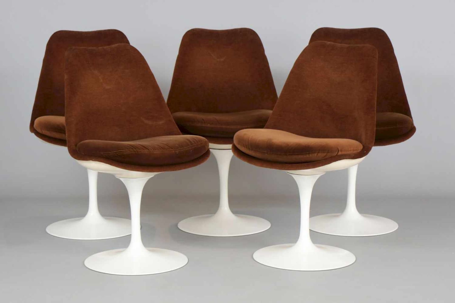 5 EERO SAARINEN Tulip Chairs Hersteller KNOLL, um 1970, weiße Kunststoff-Sitzschale mit braunem