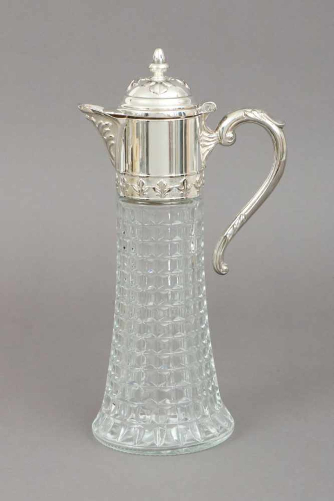 Weinkaraffe (¨claret-jug¨)Glas und versilbertes Metall, Glaskorpus mit Waffeldekor, Montur mit