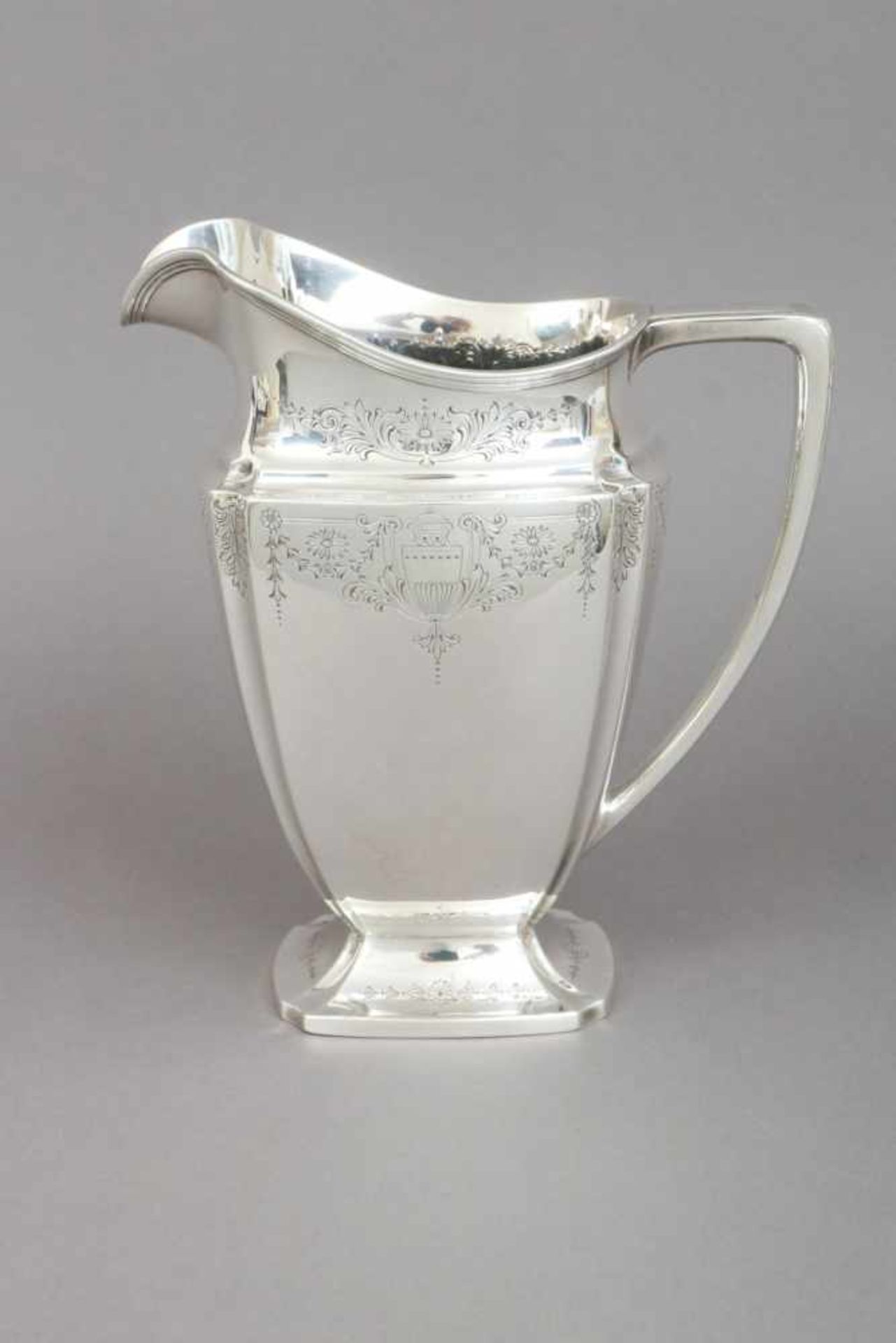 Henkelkrug (¨Pitcher¨)Sterling Silber, USA, 20. Jhdt., gekanteter Korpus mit breitem Ausguss und J-