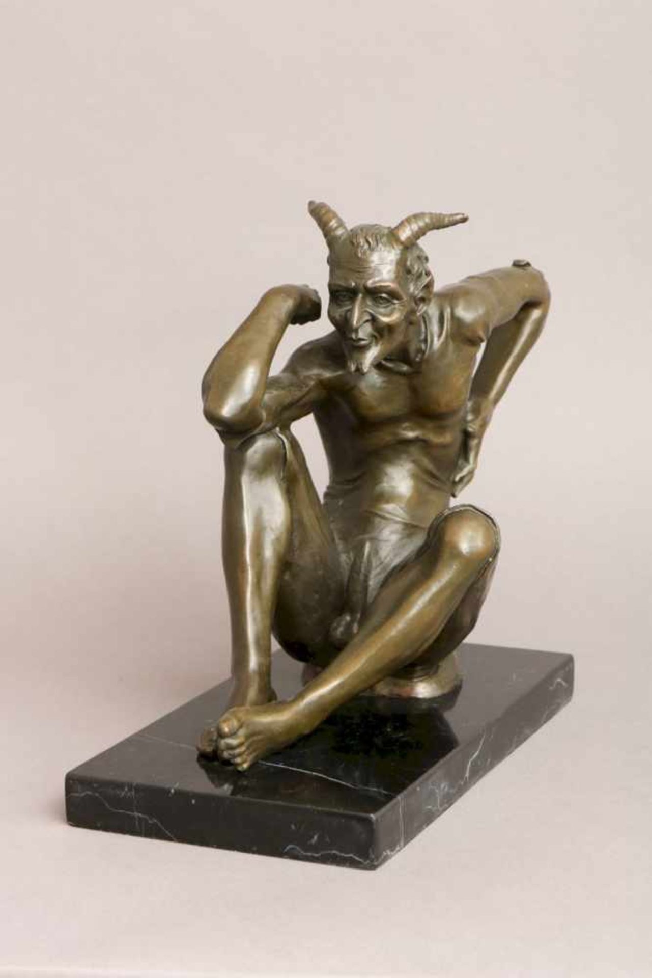 Bronzefigur ¨Satyr¨dunkel patiniert, sitzende Darstellung mit Hörnern und erigiertem Glied, auf - Bild 3 aus 4