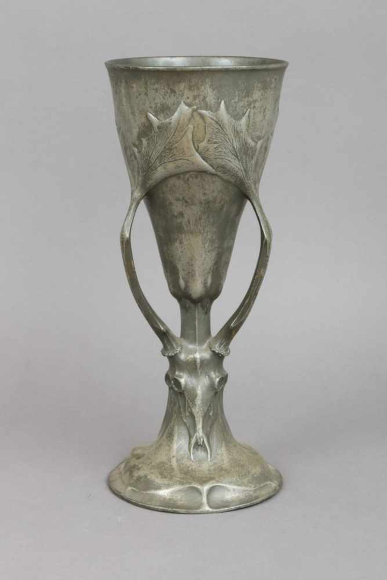 Zinn (Jagd-)Pokal des JugendstilKayser-Zinn, Modell ¨4800¨, um 1900, Relief- und plastisches - Bild 2 aus 2