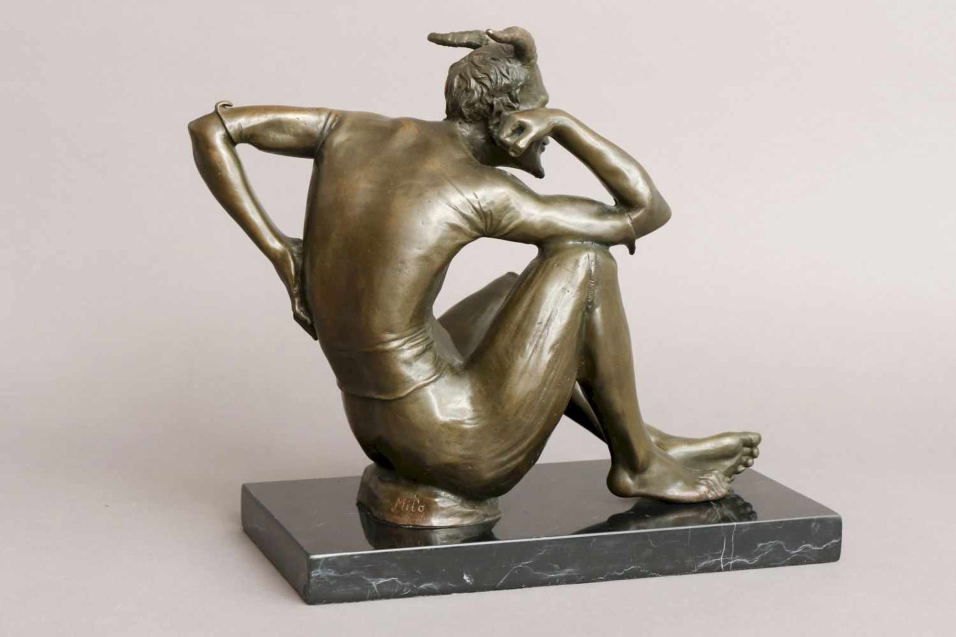 Bronzefigur ¨Satyr¨dunkel patiniert, sitzende Darstellung mit Hörnern und erigiertem Glied, auf - Bild 2 aus 4