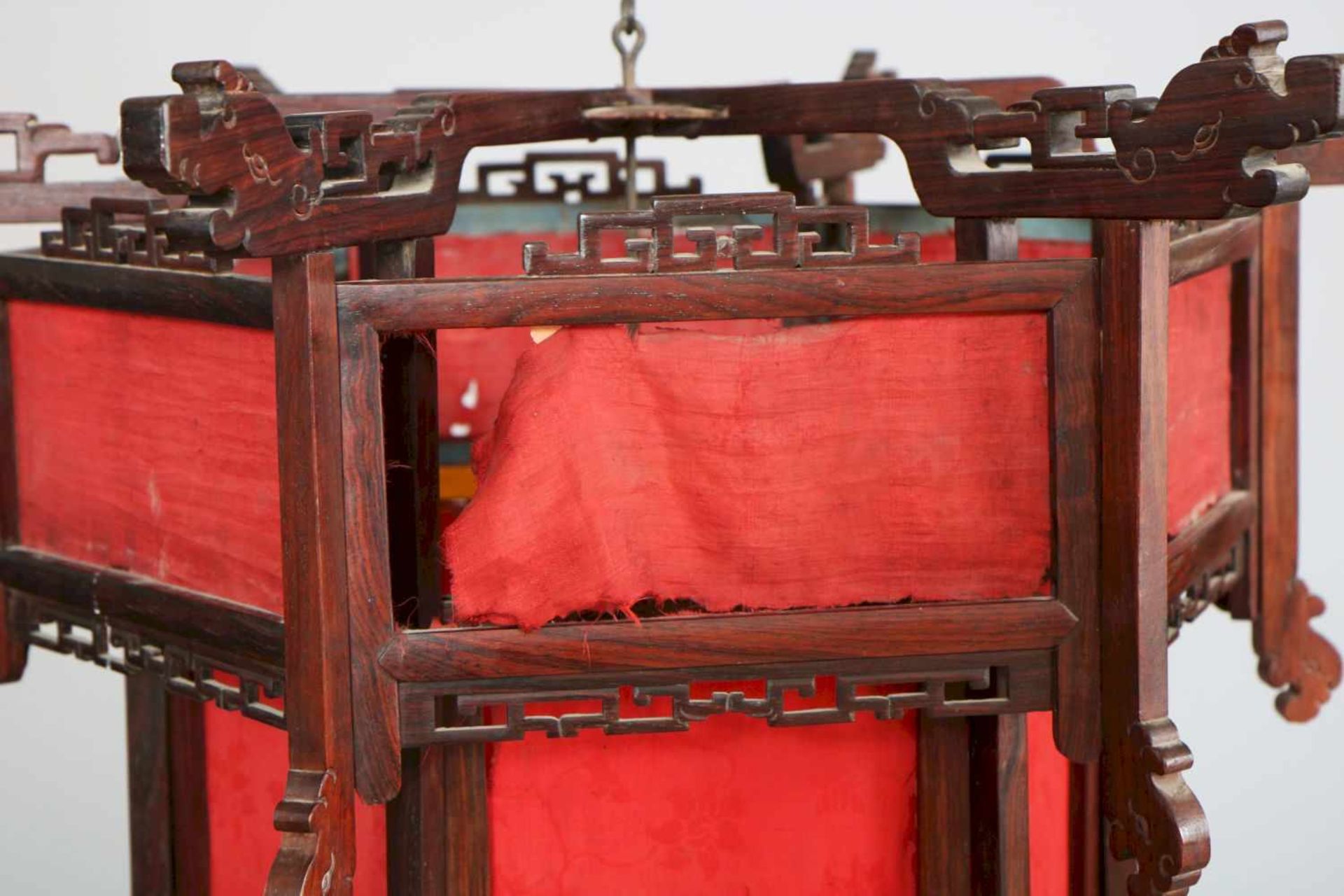 Chinesische Laternewohl um 1920, hektagonaler Rosenholz-Rahmen, mit roter Seide bespannt (feines - Bild 2 aus 2