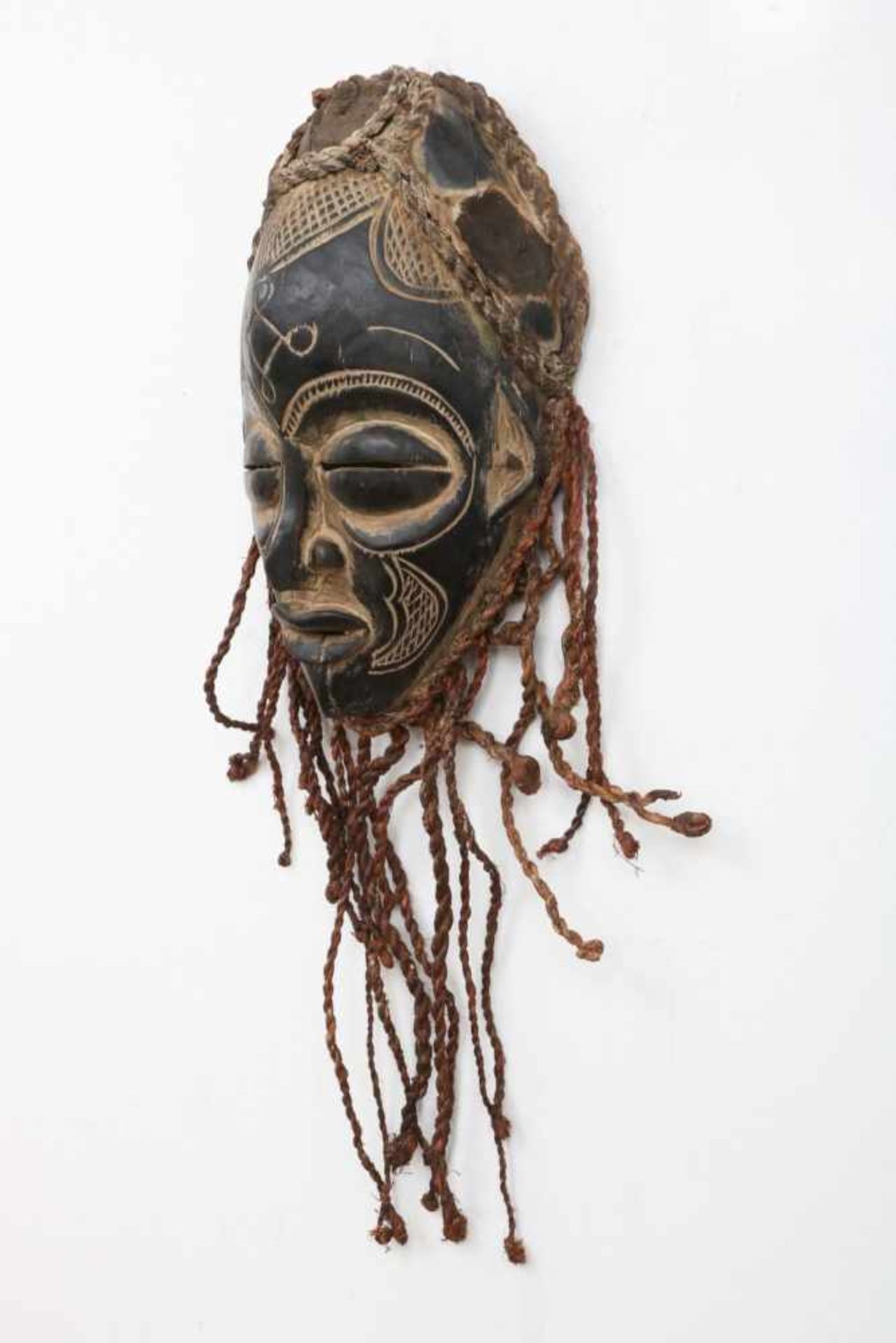 Afrikanische Tanzmaskewohl Kongo, Holz, geschnitzt und schwarz patiniert, Rafia Haar- und - Bild 2 aus 2