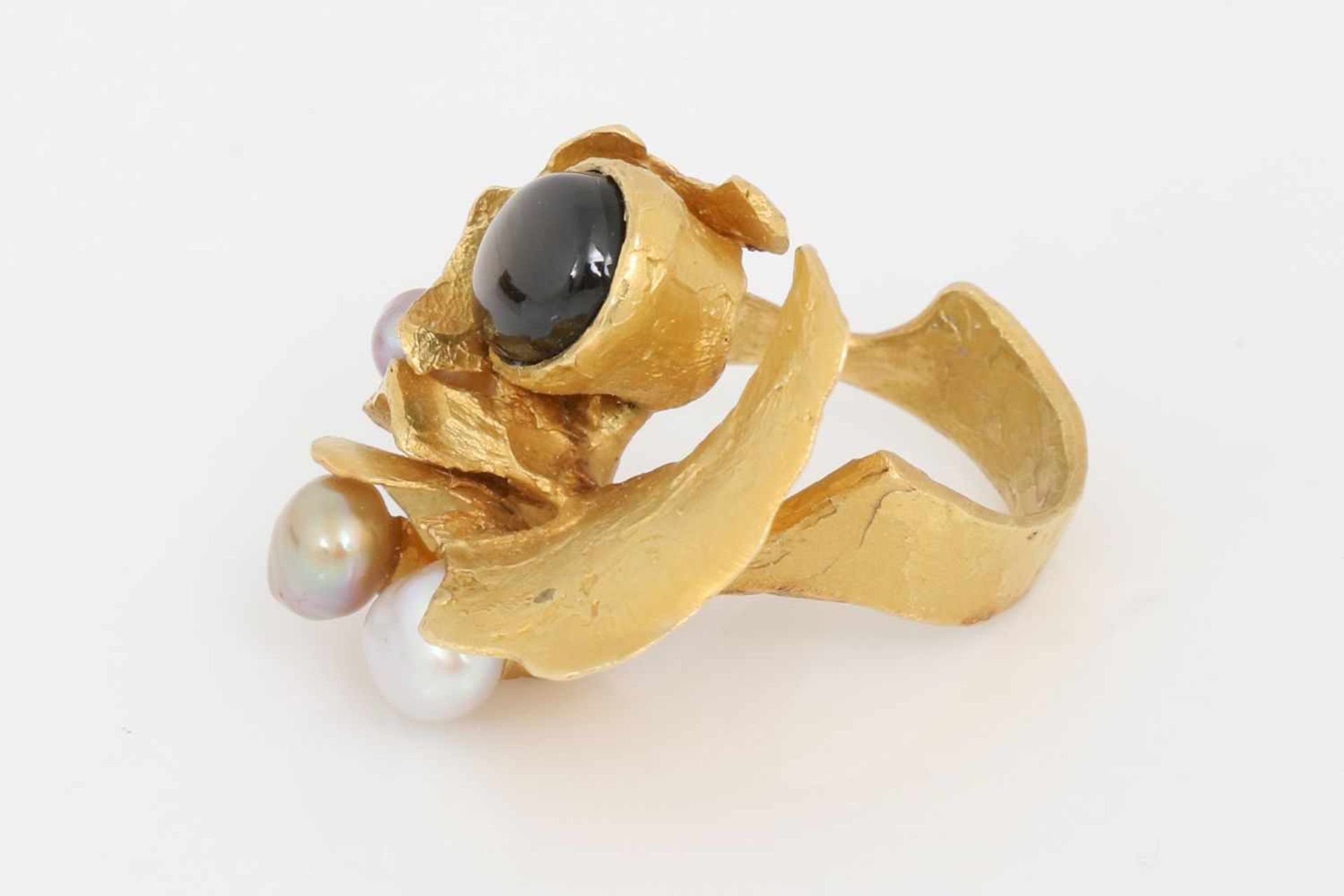 Damenring, Juwelier Neubauer750er Gelbgold, 1 dunkler Mondstein-Cabochon und 3 gräuliche Perlen, - Image 3 of 4