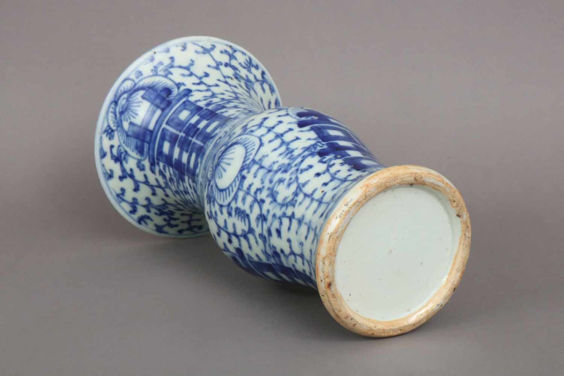 Chinesische Porzellanvase mit BlaumalereiQing Dynastie, Balusterform, Ranken, Mäanderband und - Image 3 of 3