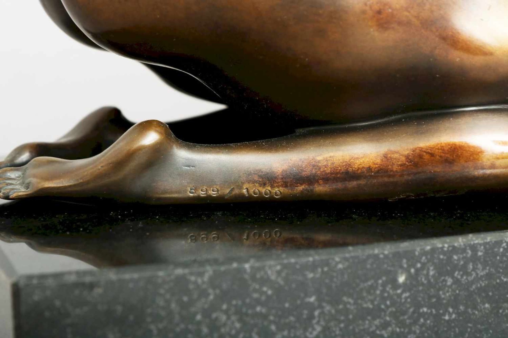 ERNST FUCHS Bronzefigur ¨Sphinx¨ (1977)braun patinierter Guss der Ventura Arte, signiert, Ex. 899/ - Bild 3 aus 5