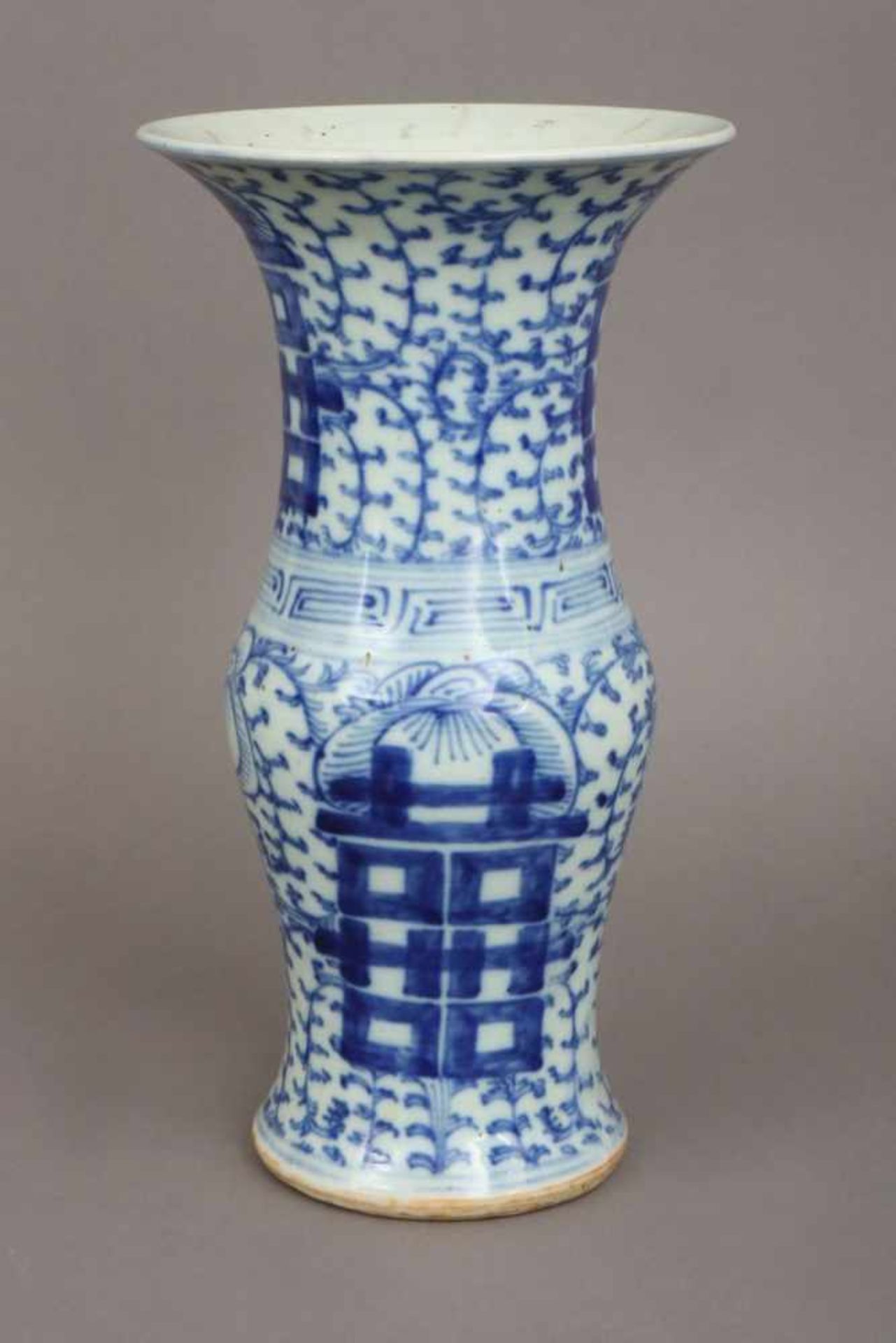 Chinesische Porzellanvase mit BlaumalereiQing Dynastie, Balusterform, Ranken, Mäanderband und - Image 2 of 3