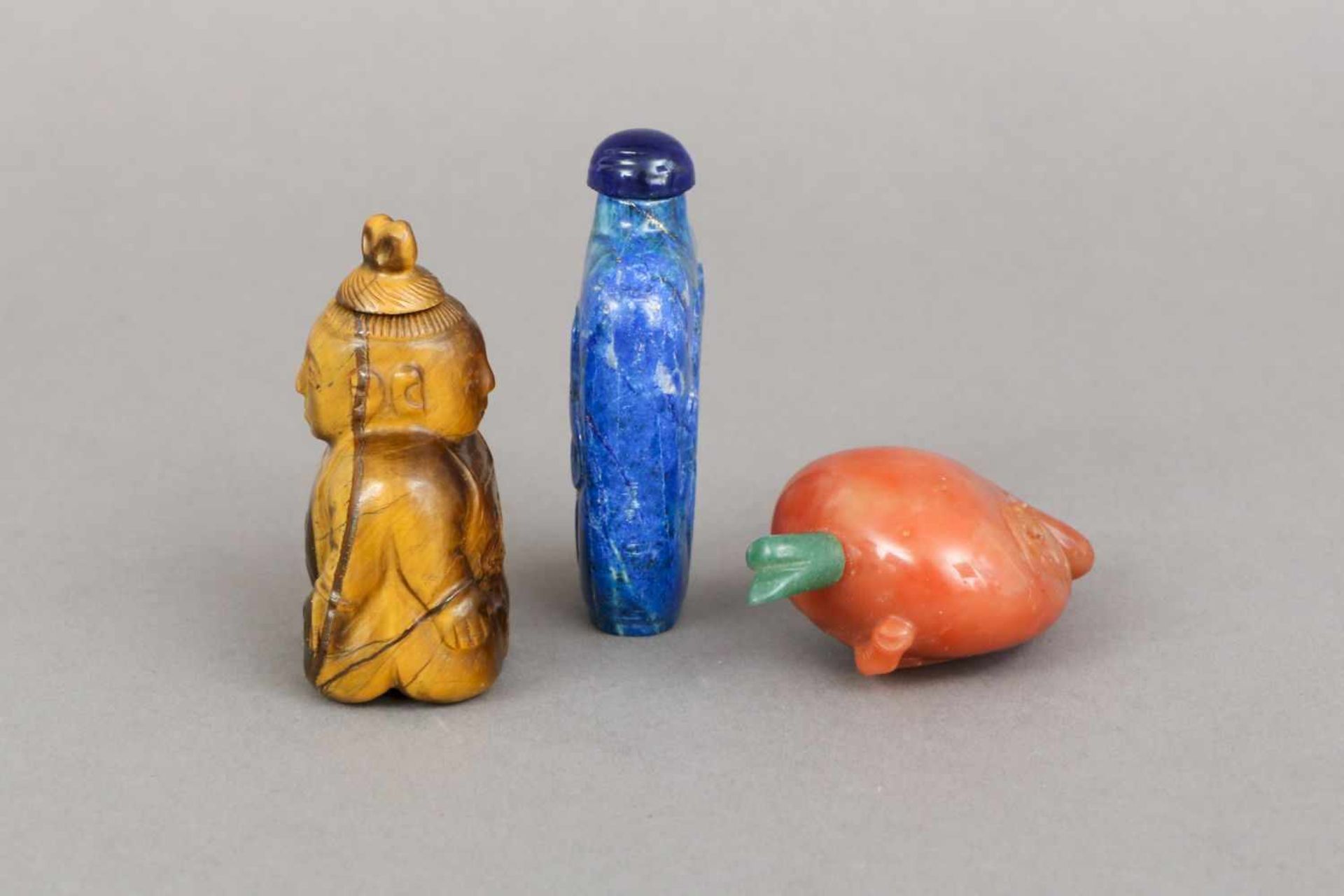 3 chinesische Snuff-bottles, Stein, geschnitzt1x Tigerauge in Form eines Buddhas (beidseitig), 1 x - Image 3 of 3