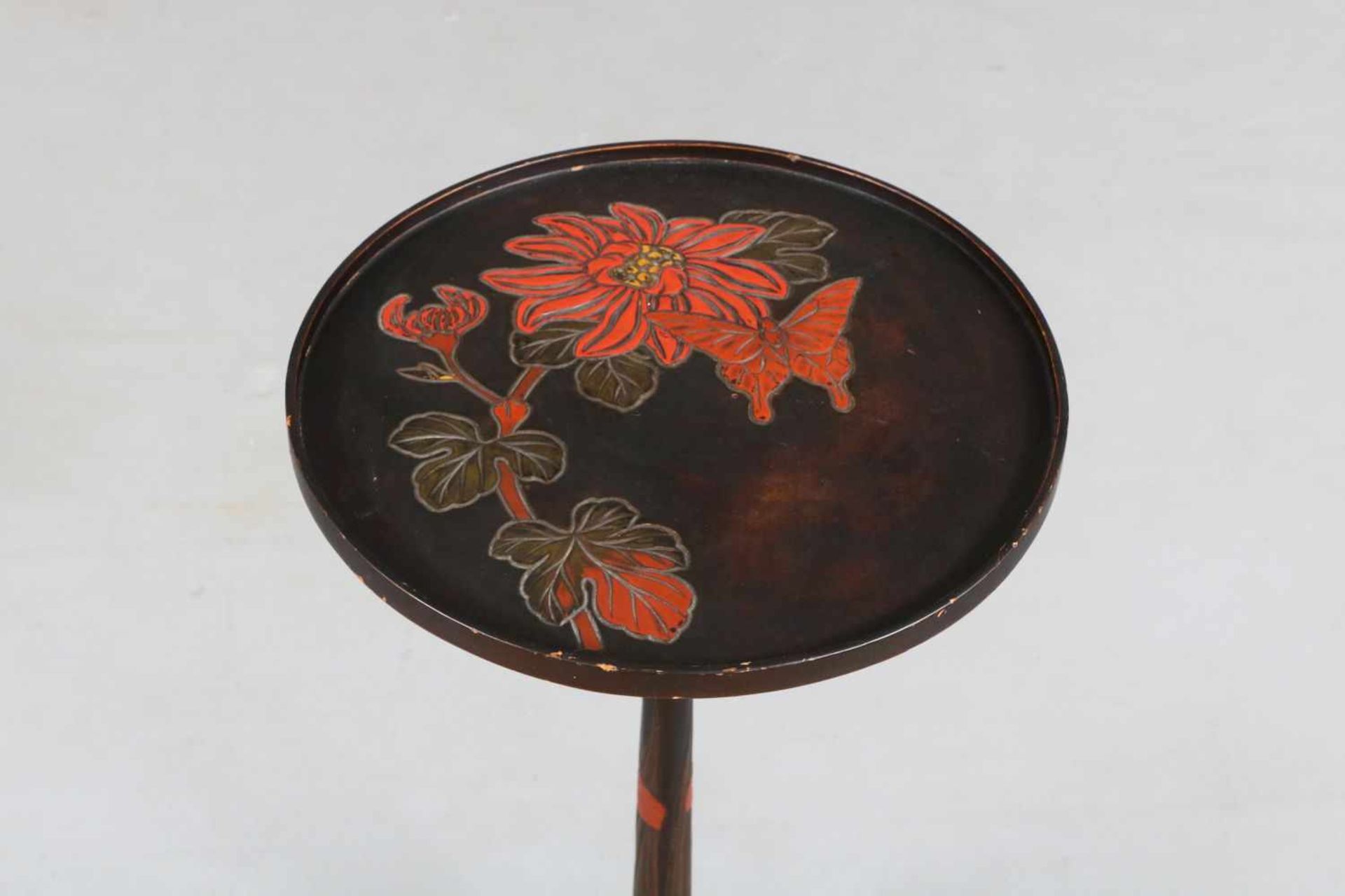 Japanischer Lack-/BeistelltischMeiji, um 1900, runde Platte mit hochgezogenem Rand, geschnittenes - Bild 2 aus 2
