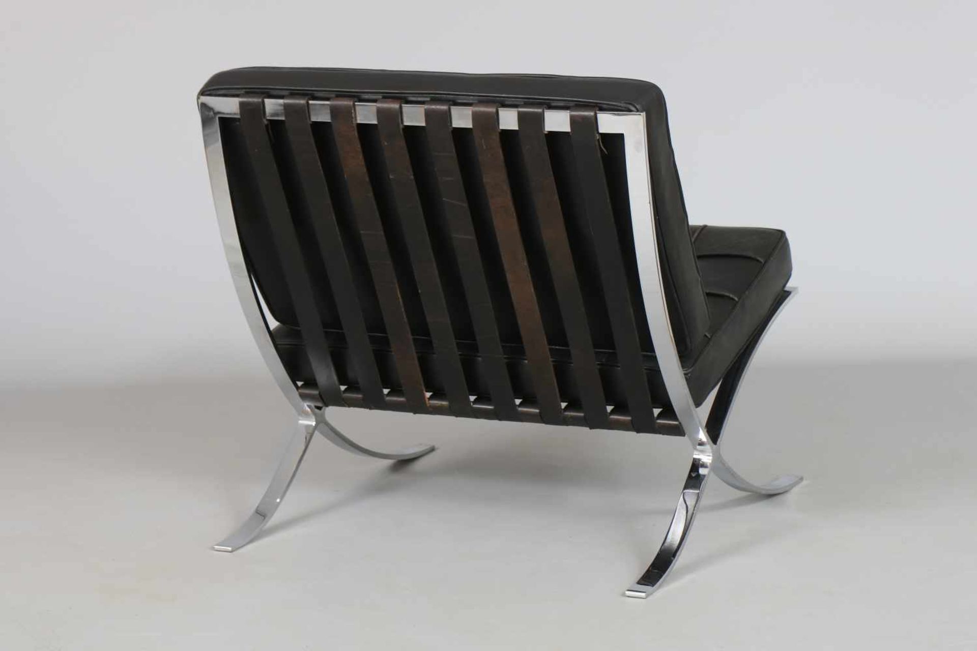 MIES VAN DER ROHE ¨Barcelona Chair¨Ausführung wohl KNOLL, um 1990, Ausführung in schwarzem Leder, - Image 2 of 3