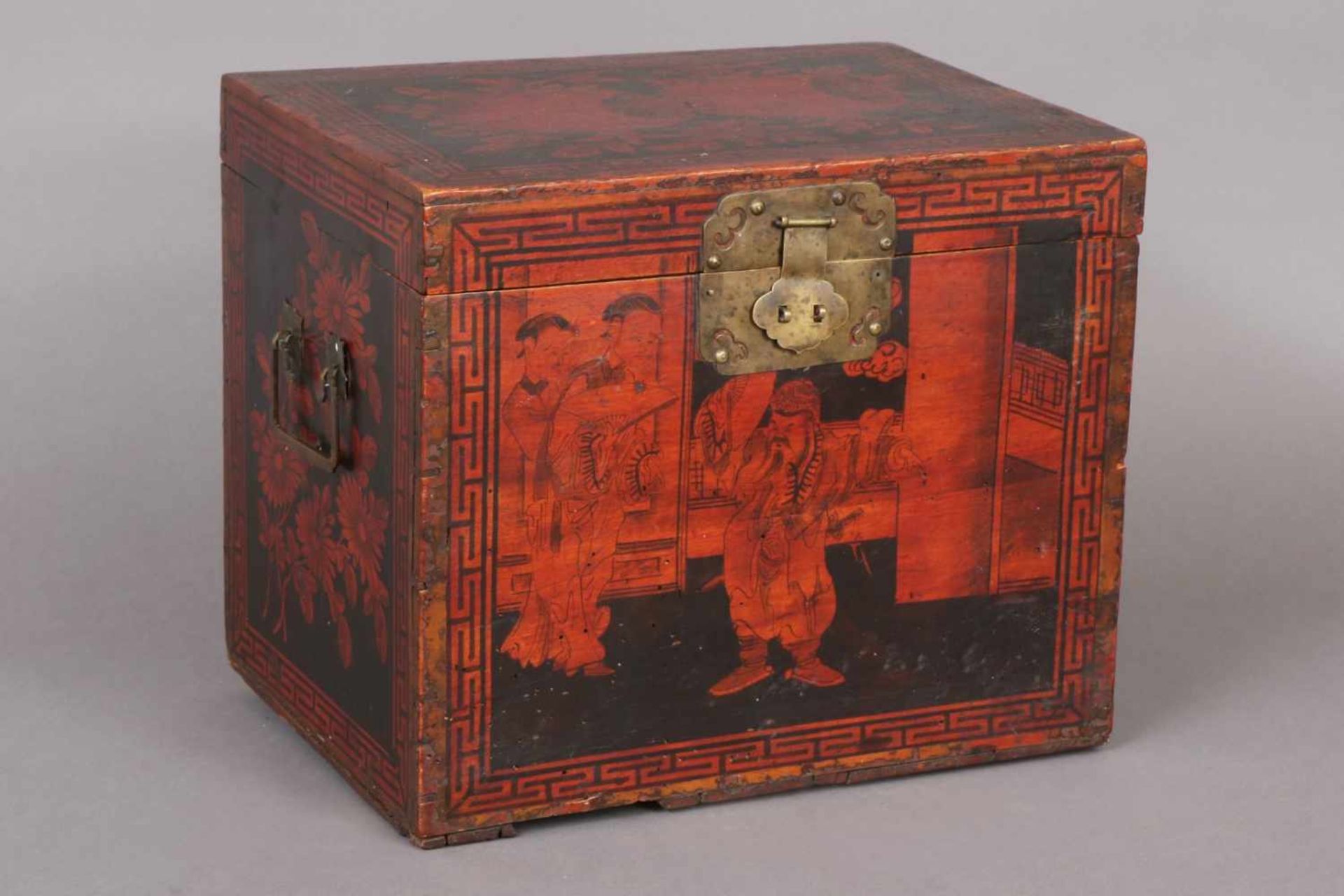 Chinesische HolzschatulleHartholz, rot-braun gebeizt, Qing-Dynastie (1644-1912), allseitig mit