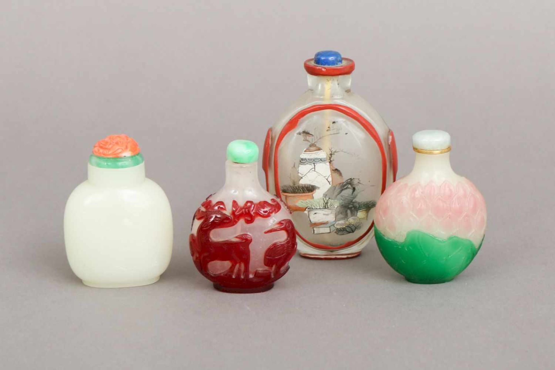 4 chinesische Snuff-bottlesdiverse, Peking-Glas, geschnitten, teilweise überfangen und bemalt, - Image 2 of 2