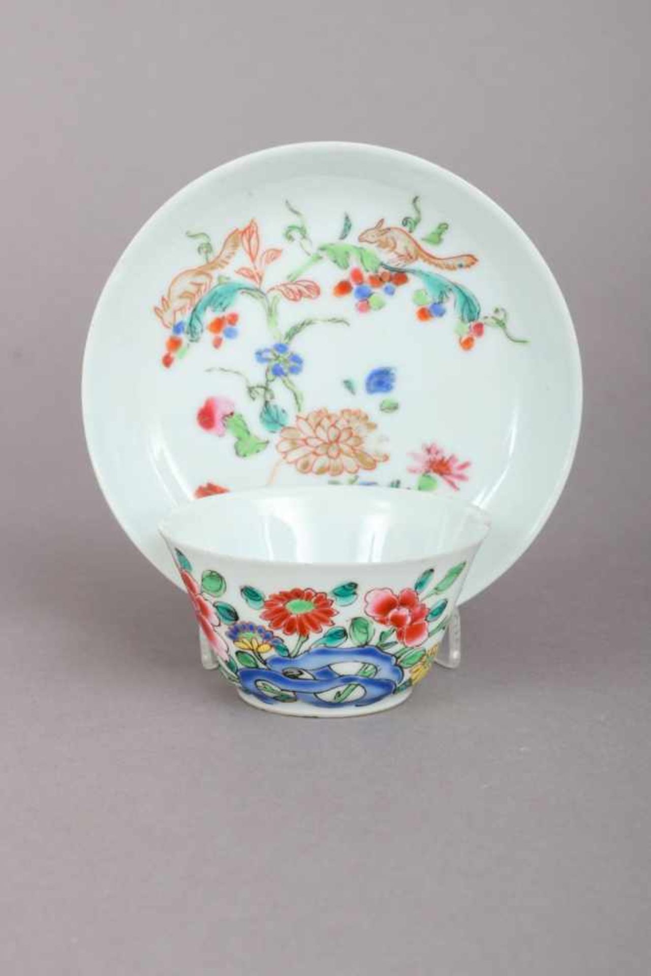 Chinesisches Porzellan-Koppchen mit UntertasseQing Dynastie, wohl Qianlong, polychromes Dekor mit