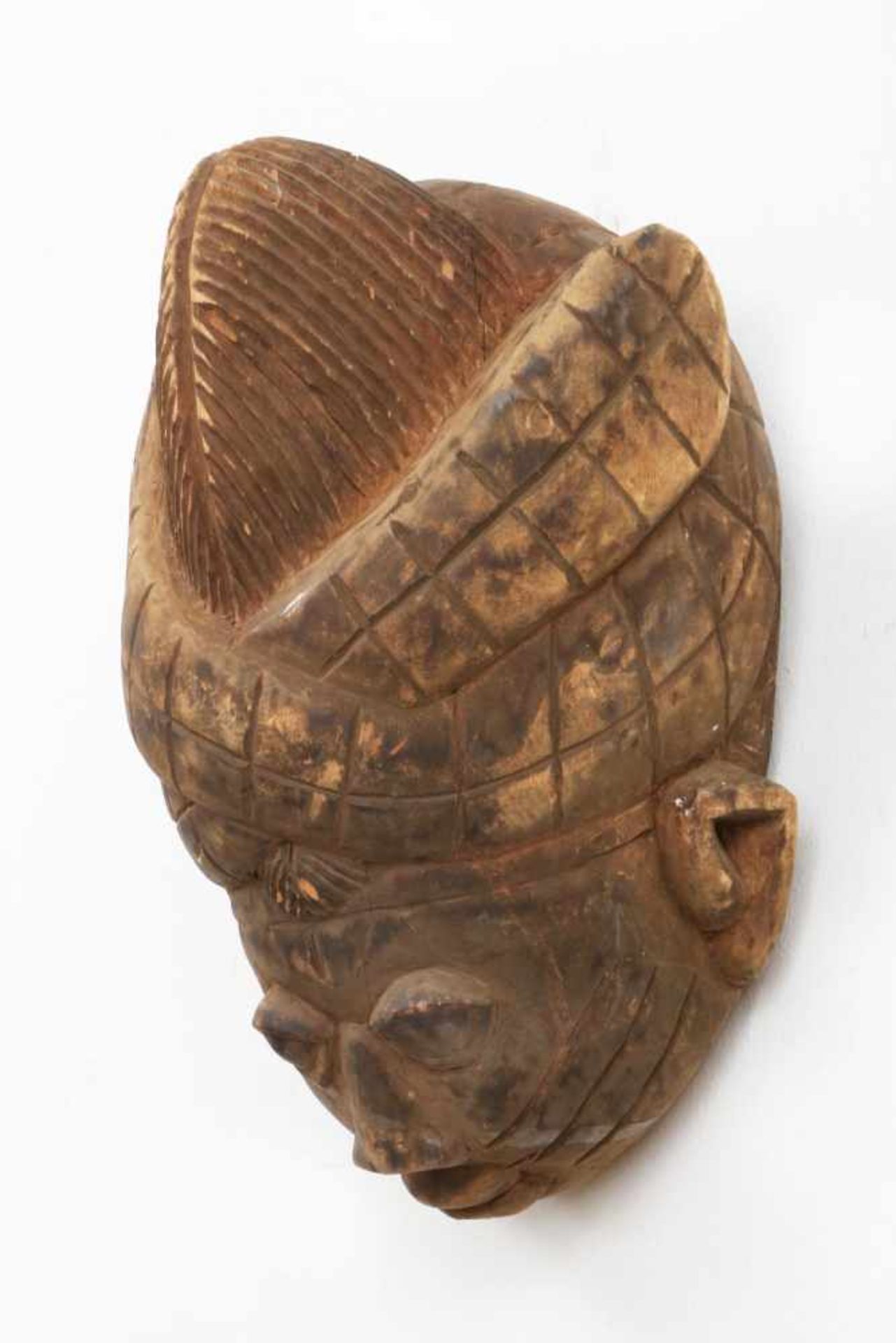 Afrikanische Ritualmaskewohl Zentralafrika, haubenförmiger Kopfschmuck mit Kerbdekor, H ca. 40cm - Bild 2 aus 2