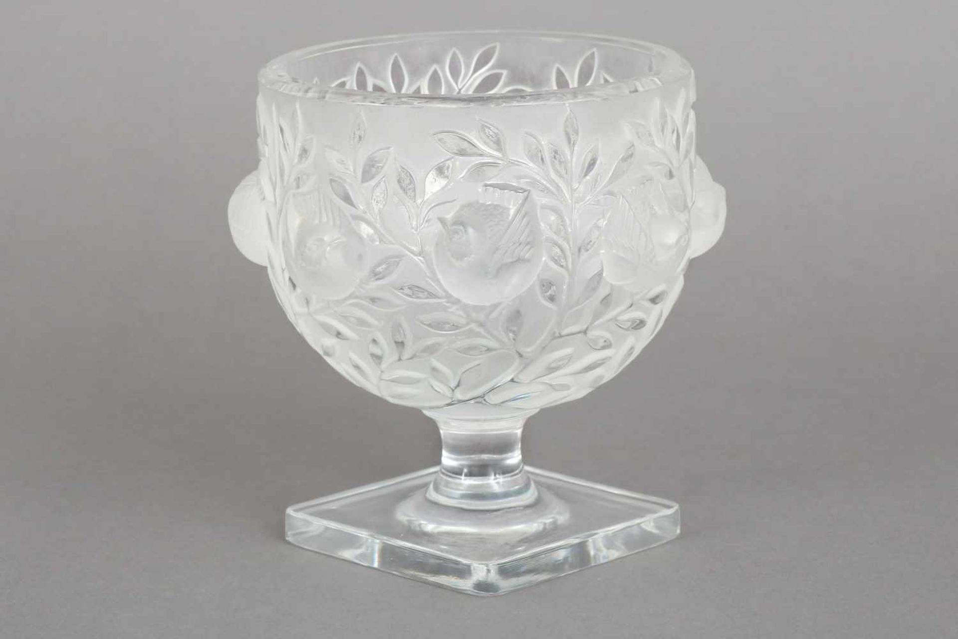 LALIQUE Glasvase ¨Elizabeth¨farbloses und satiniertes Glas, pokalförmiges Gefäß auf eckigem Stand,