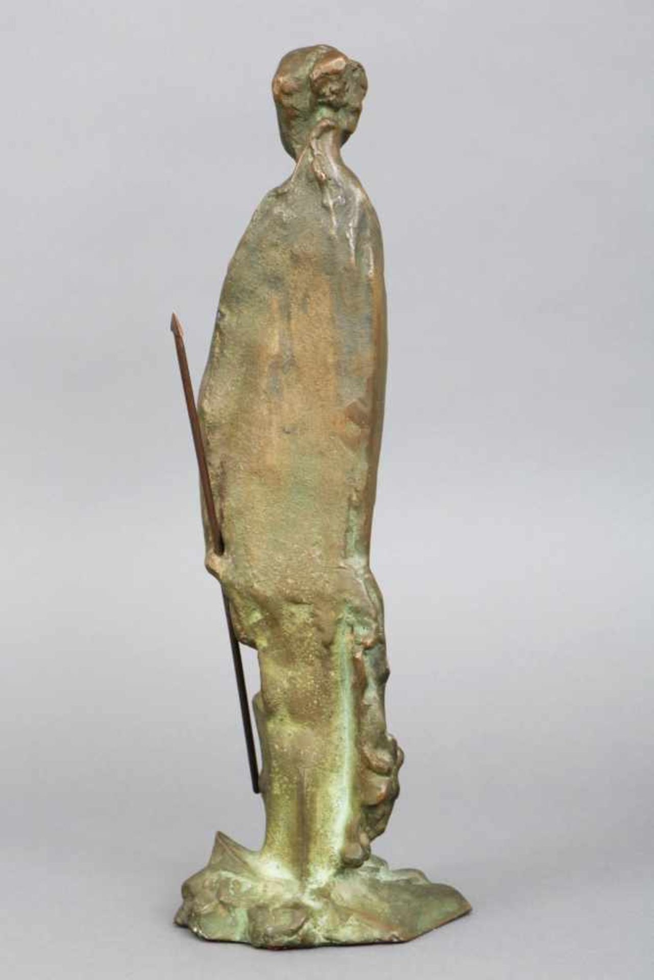 Bronzefigur ¨Stehende mit Speer¨Anonym, grün patinierter Voll-Guß, wohl um 1960, H ca. 40cm, ca. 9, - Bild 2 aus 2