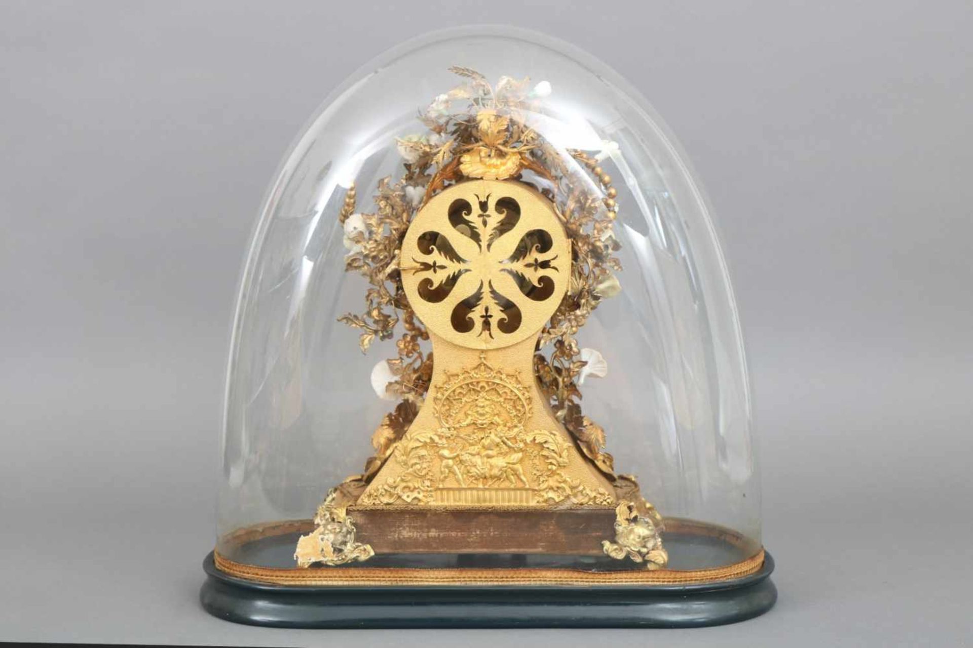 Französische Pendule des 19. Jahrhundertsvergoldetes Metall (Messing und Blech), Rocailleform mit - Image 2 of 2