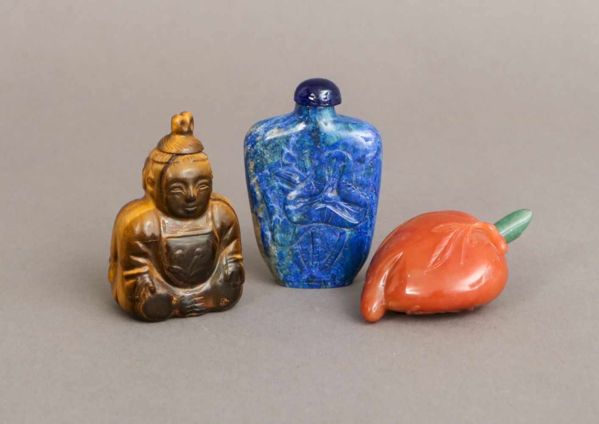 3 chinesische Snuff-bottles, Stein, geschnitzt1x Tigerauge in Form eines Buddhas (beidseitig), 1 x