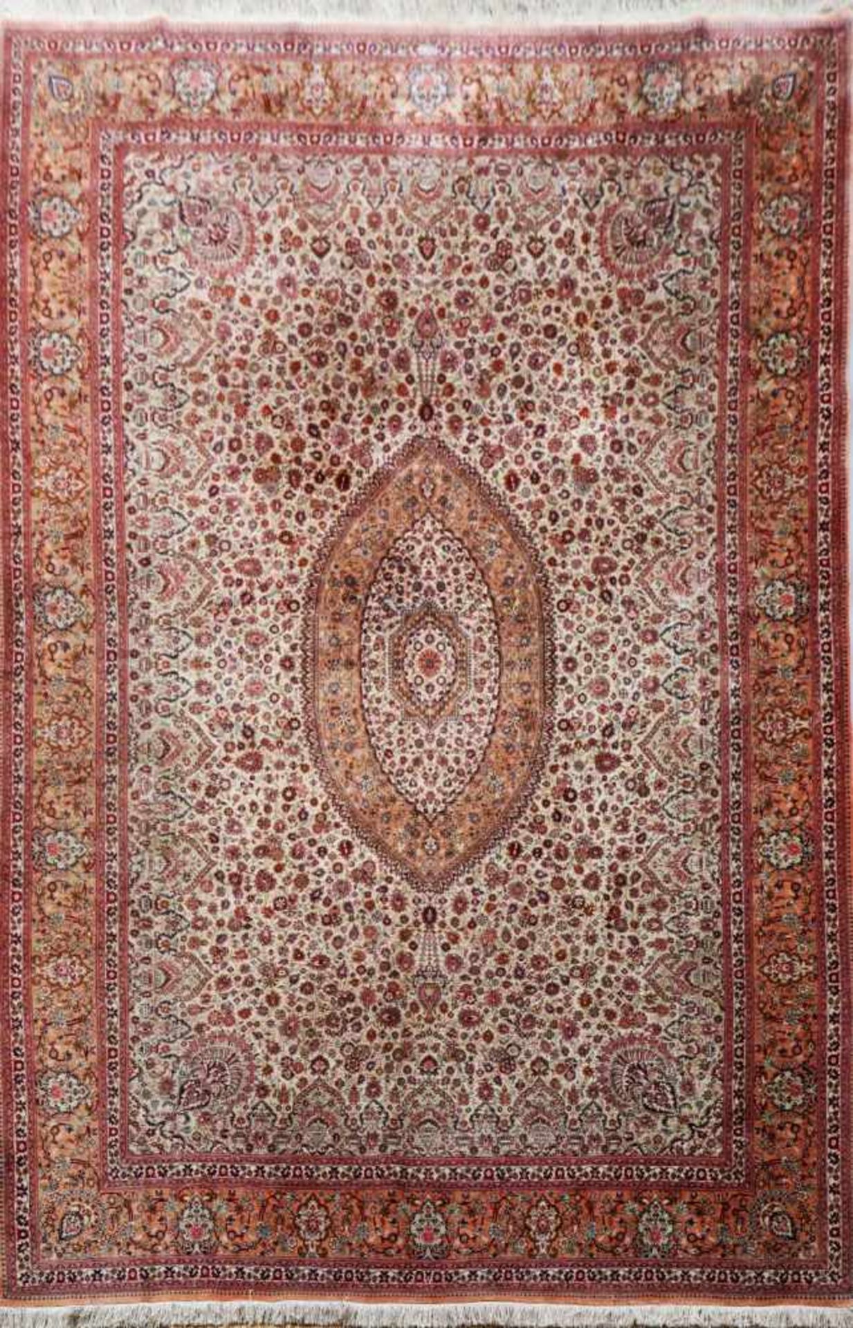 Seidenteppichwohl Isfahan, um 1980, hellgrundig, feines Floraldekor, ca. 200x300cm, über 1 Mio/m^2