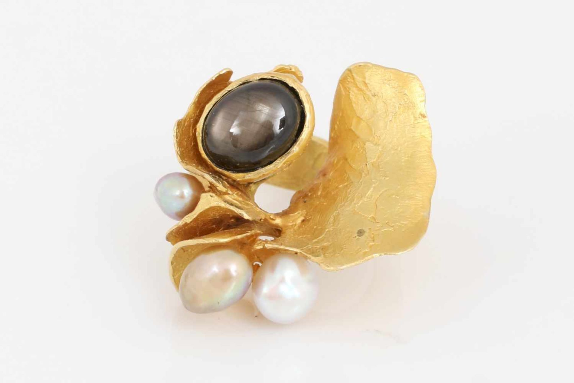 Damenring, Juwelier Neubauer750er Gelbgold, 1 dunkler Mondstein-Cabochon und 3 gräuliche Perlen, - Image 2 of 4