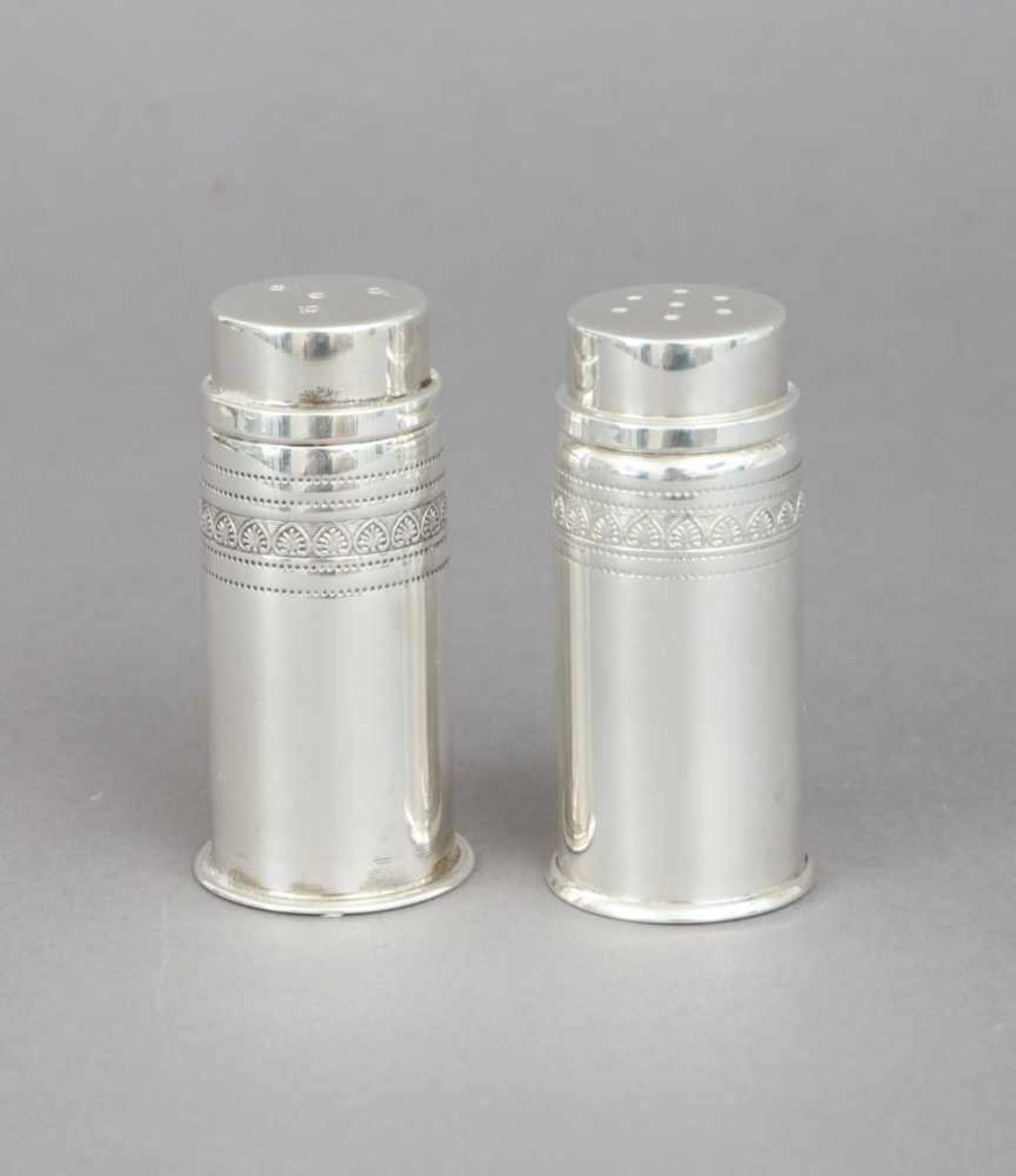 Paar Silber Salz- und Pfefferstreuer925 Silber, zylindrischer Korpus mit Friesband ¨Blätter- und