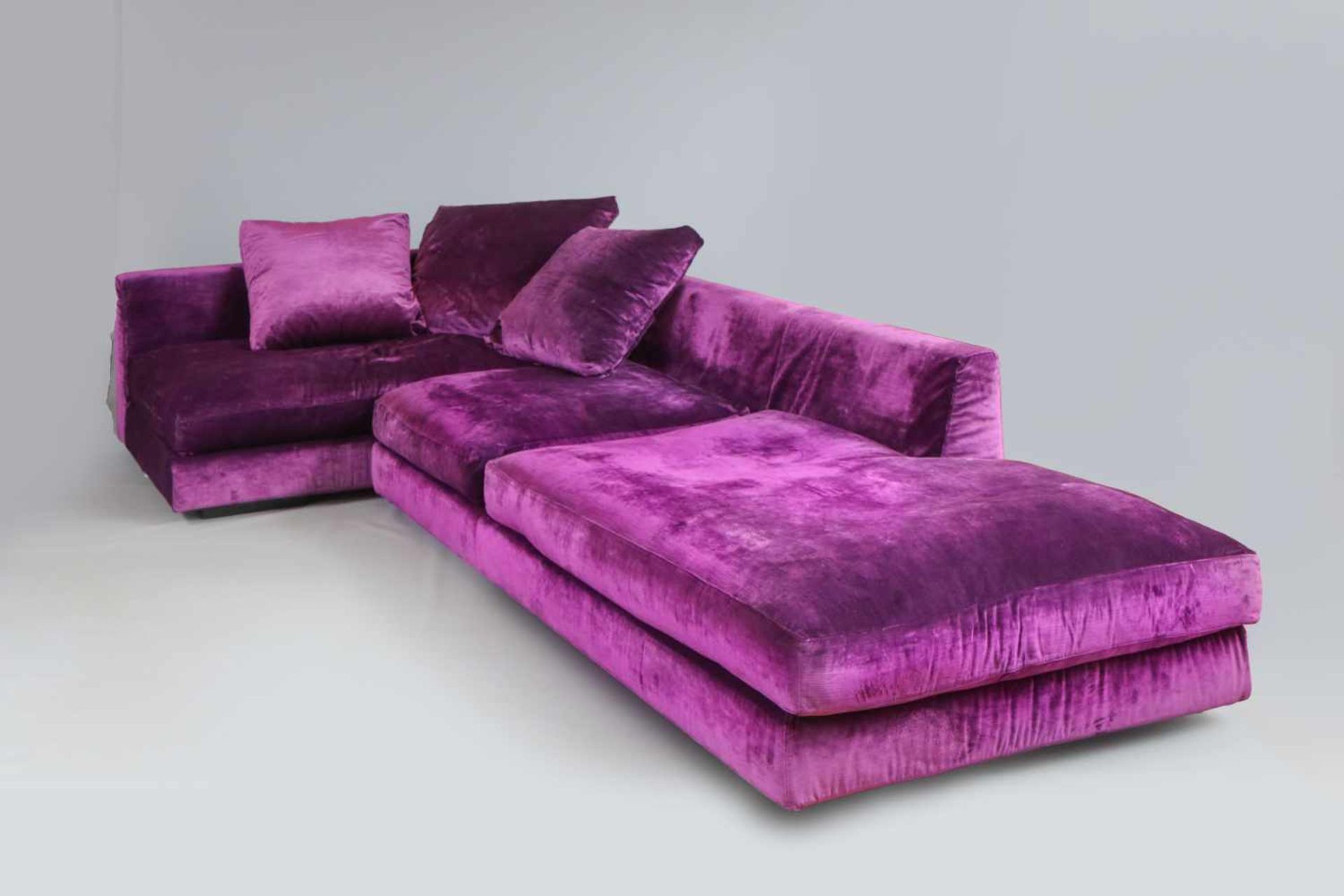 LIVING DIVANI, Italia, L-förmiges Sofa mit violettem Samtbezugeckiger Rahmen, lose Sitz- und Rü - Bild 2 aus 4