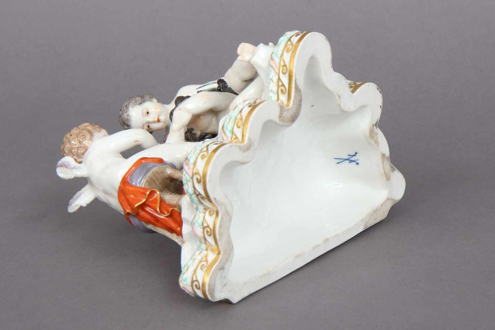 MEISSEN Porzellanfigur ¨3 Putten bei Porträtmaler¨Entwurf wohl MICHEL ACIER, farbig bemalt und - Bild 5 aus 5