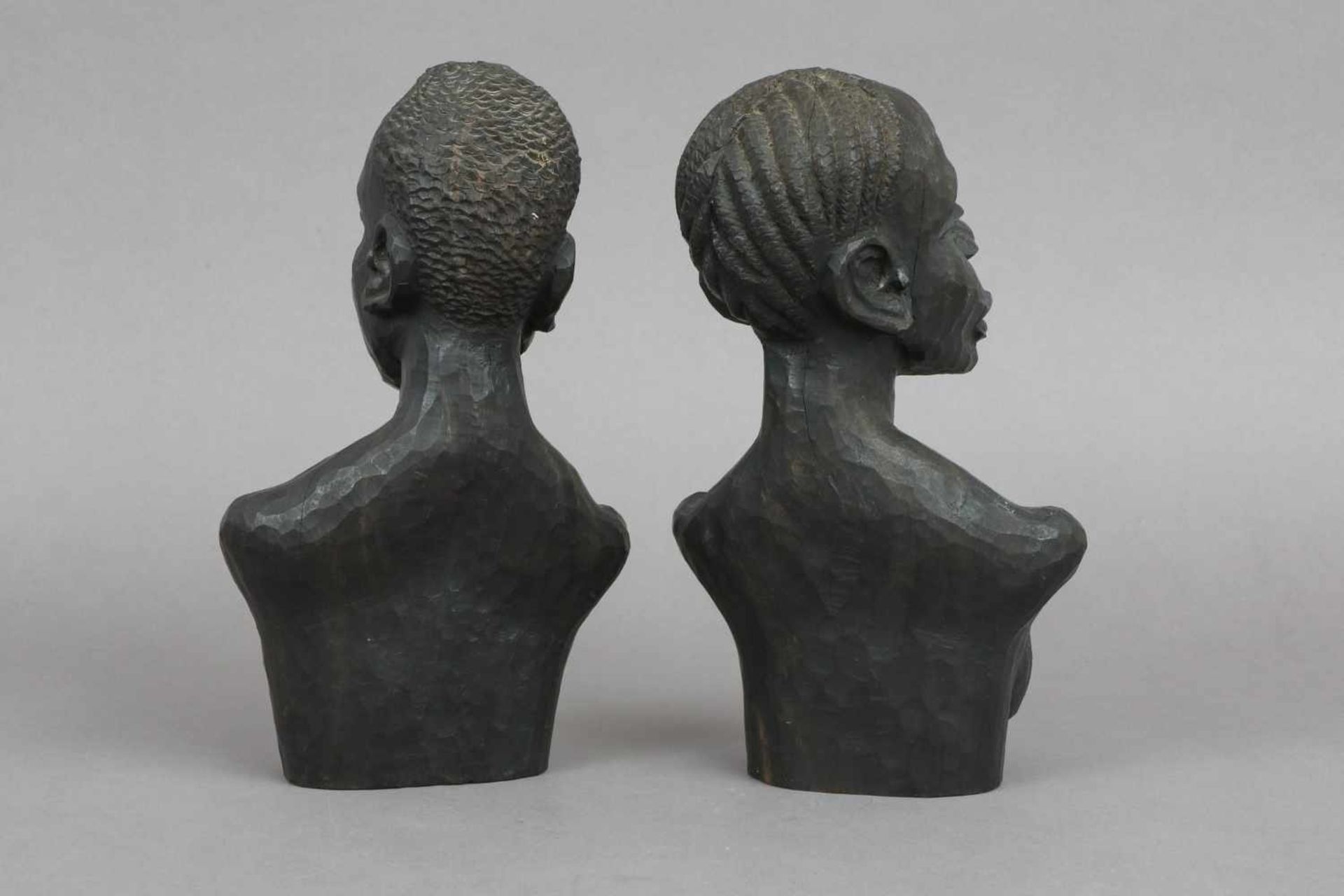 Paar afrikanische Büsten ¨Afrikaner und Afrikanerin¨Ebenholz, geschnitzt, wohl Zimbabwe, Mitte - Bild 2 aus 2