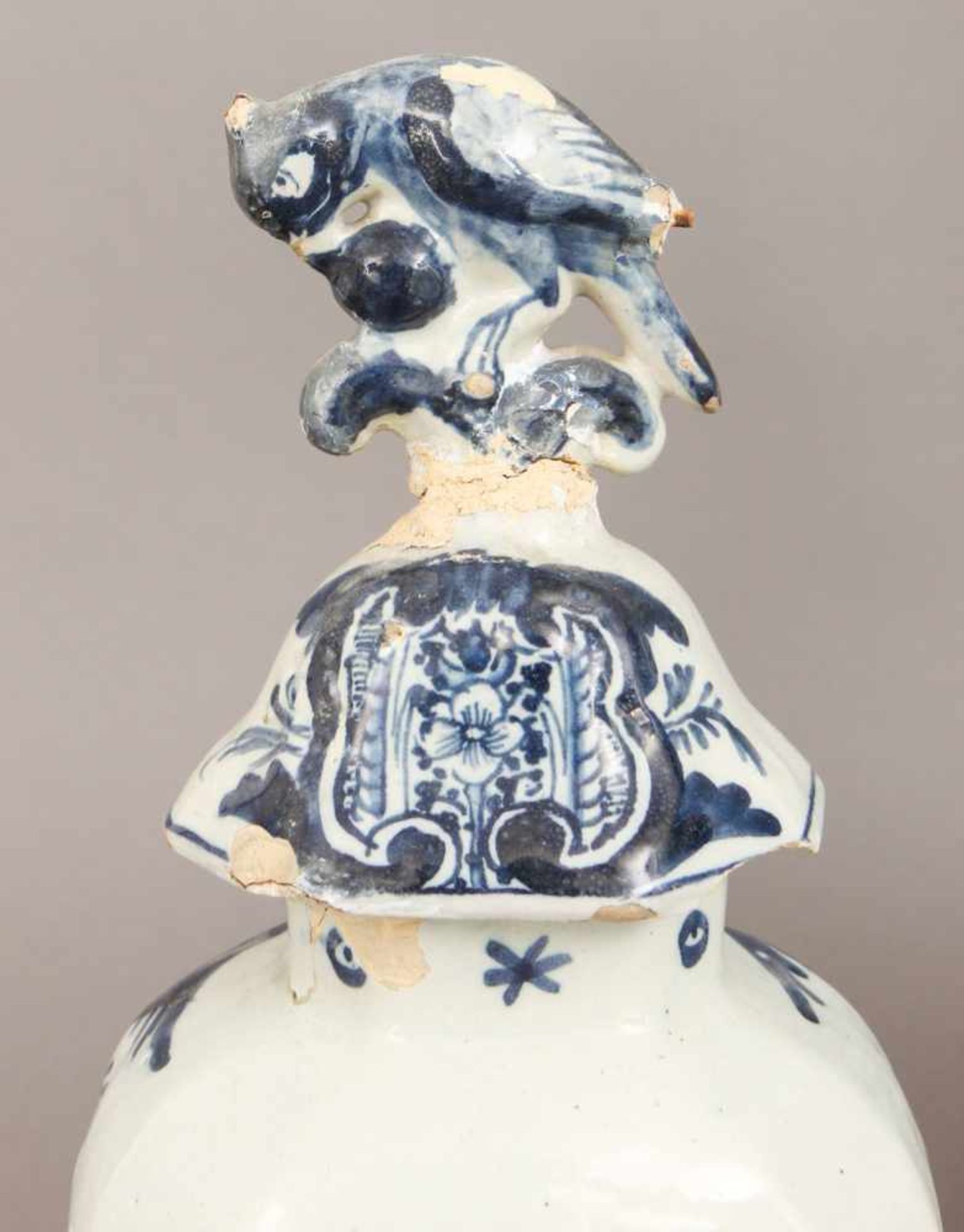 3 frühe Delft Fayence-Gefäße des 18./19. Jahrhundertsbestehend aus Deckelvase, 6-Kant-Vase und - Bild 3 aus 5