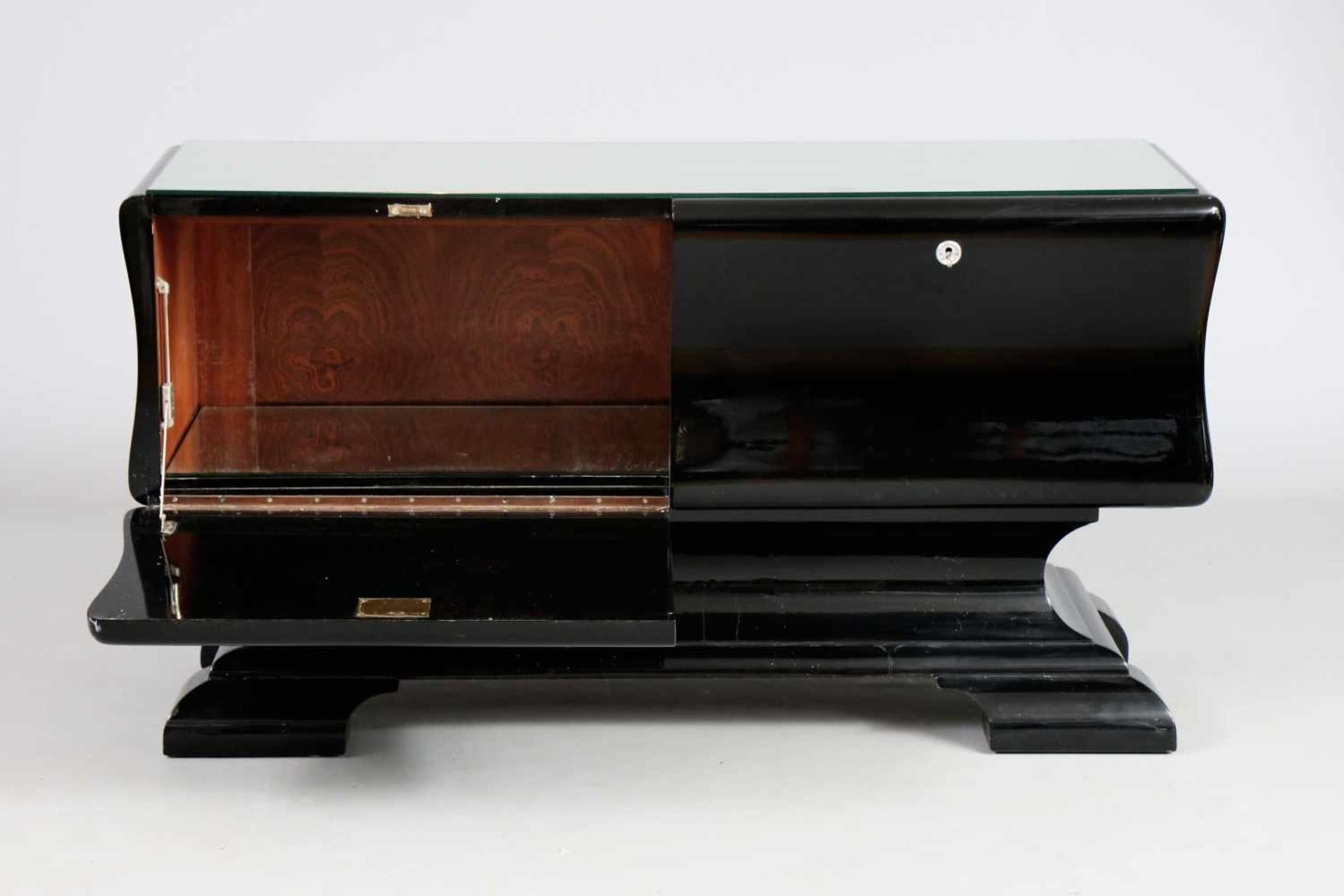 Art Deco Sideboard/Barschrankwohl Frankreich um 1930, schwarzer Klavierlack, gerundeter, 2-türi - Bild 2 aus 2