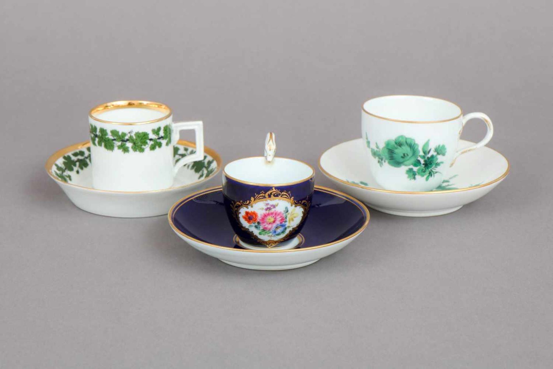 3 MEISSEN Mokkatassendiverse Formen und Dekore, alle Pfeifferzeit (um 1930), 1x Schwanenhalsgri