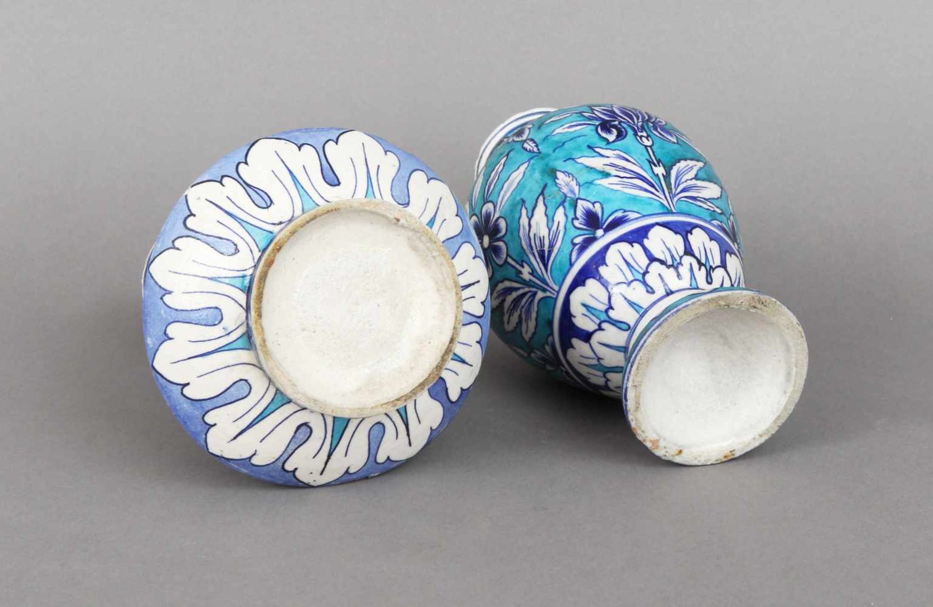 Paar orientalisch-osmanische Vasen wohl 18./19. Jahrhundert, in der Art der Iznik-Keramik des 1 - Bild 2 aus 3