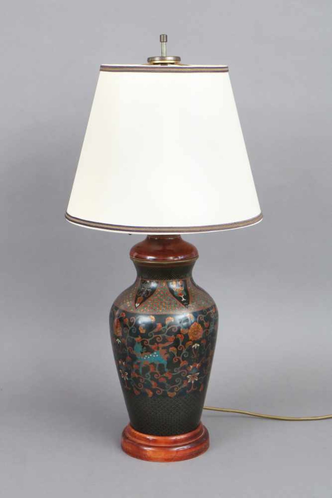 Tischlampe mit Cloisonné-Lampenfußjapanisches Vasengefäß der Meiji-Epoche mit vielfarbigem Tier